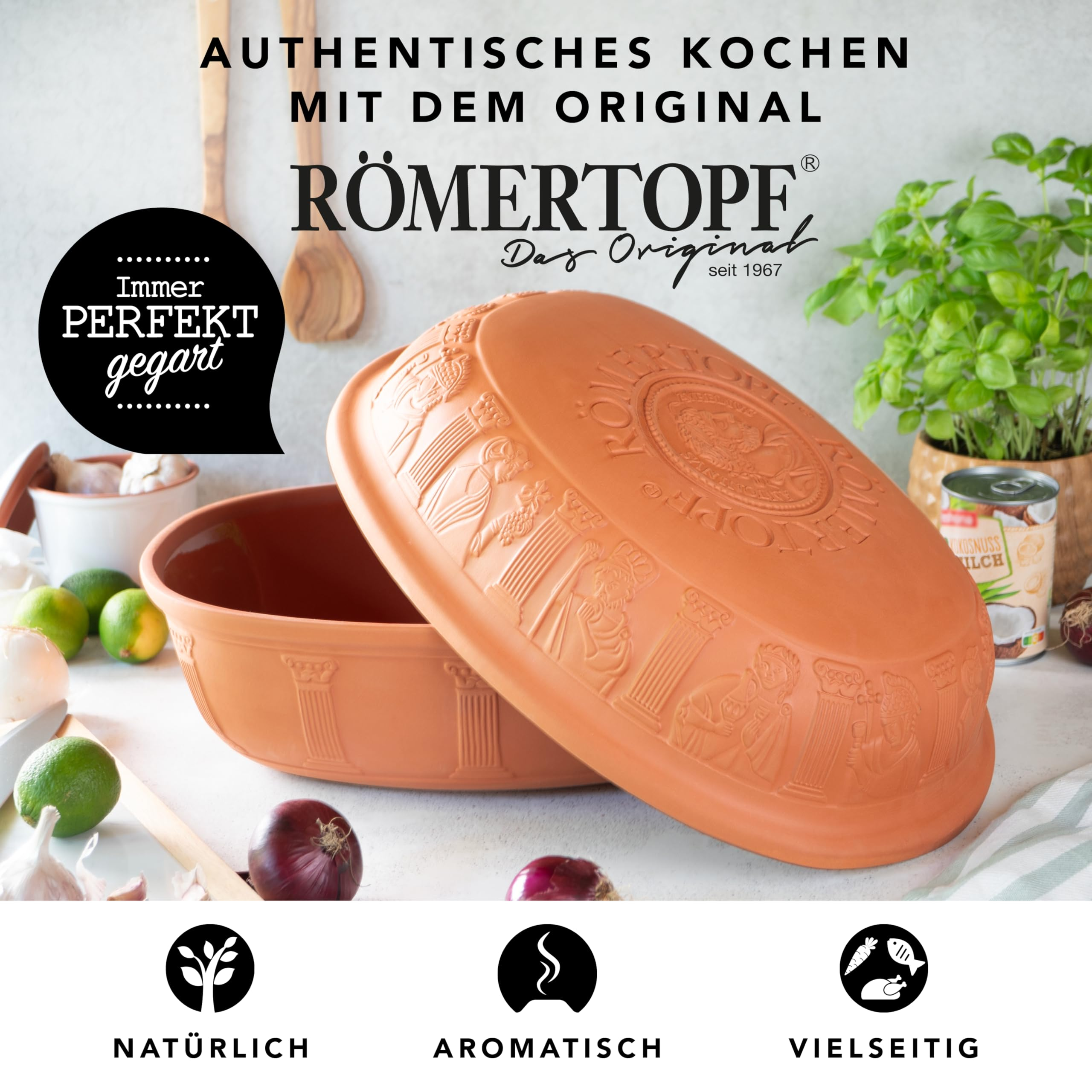 Ein Römertopf-Tongerät mit reliefiertem Deckel steht auf einer Küchentheke neben frischen Zutaten.