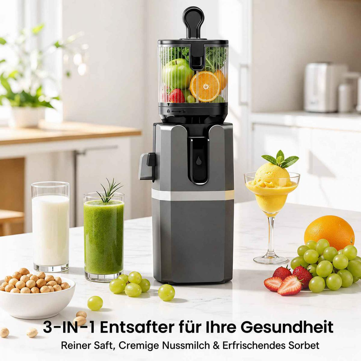 Grauer Entsafter auf einer Theke mit frischem Obst, Nussmilch, grünem Smoothie und Sorbet.