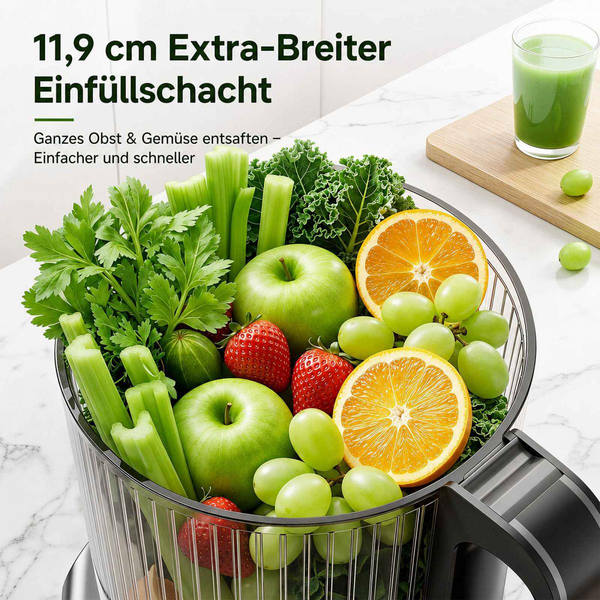 Ein breiter Entsafter gefüllt mit frischem Obst und Gemüse wie Äpfeln, Orangen, Erdbeeren, Trauben und Sellerie.