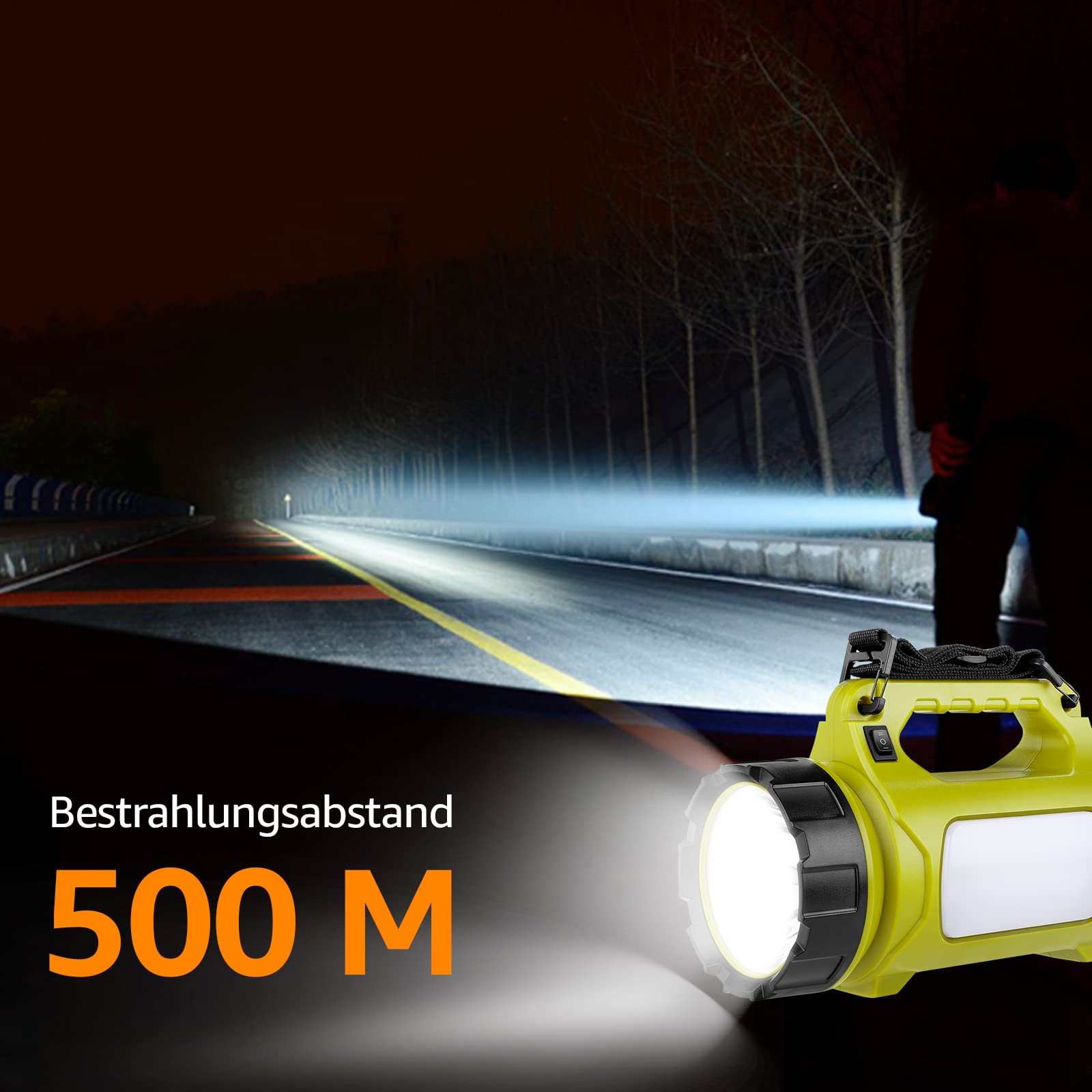 Une lampe torche jaune vive éclaire une route sombre en extérieur.
