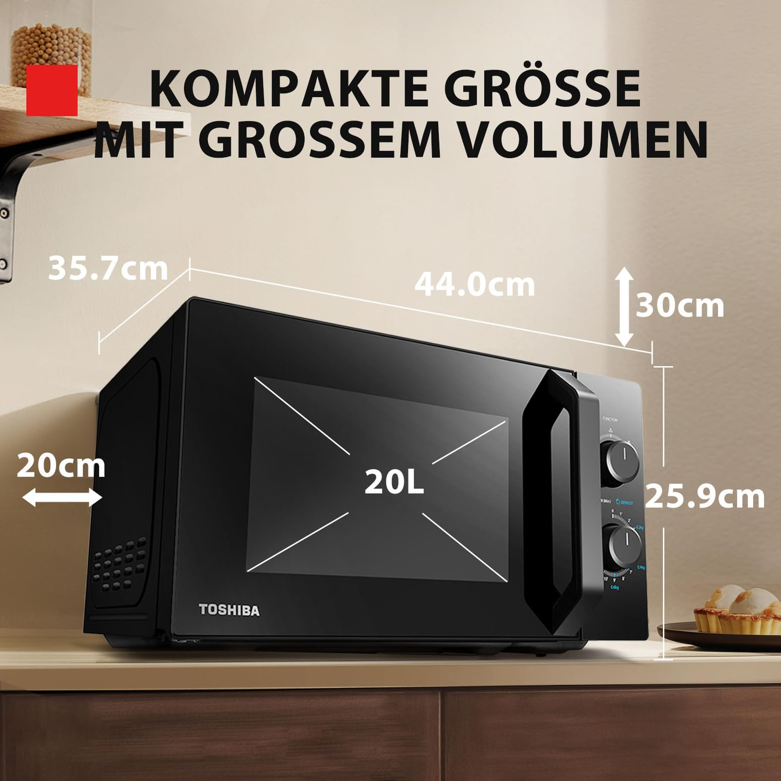 Schwarze Toshiba Mikrowelle 20L mit Maßangaben vor einer beigen Wand und braunen Küchenzeile.