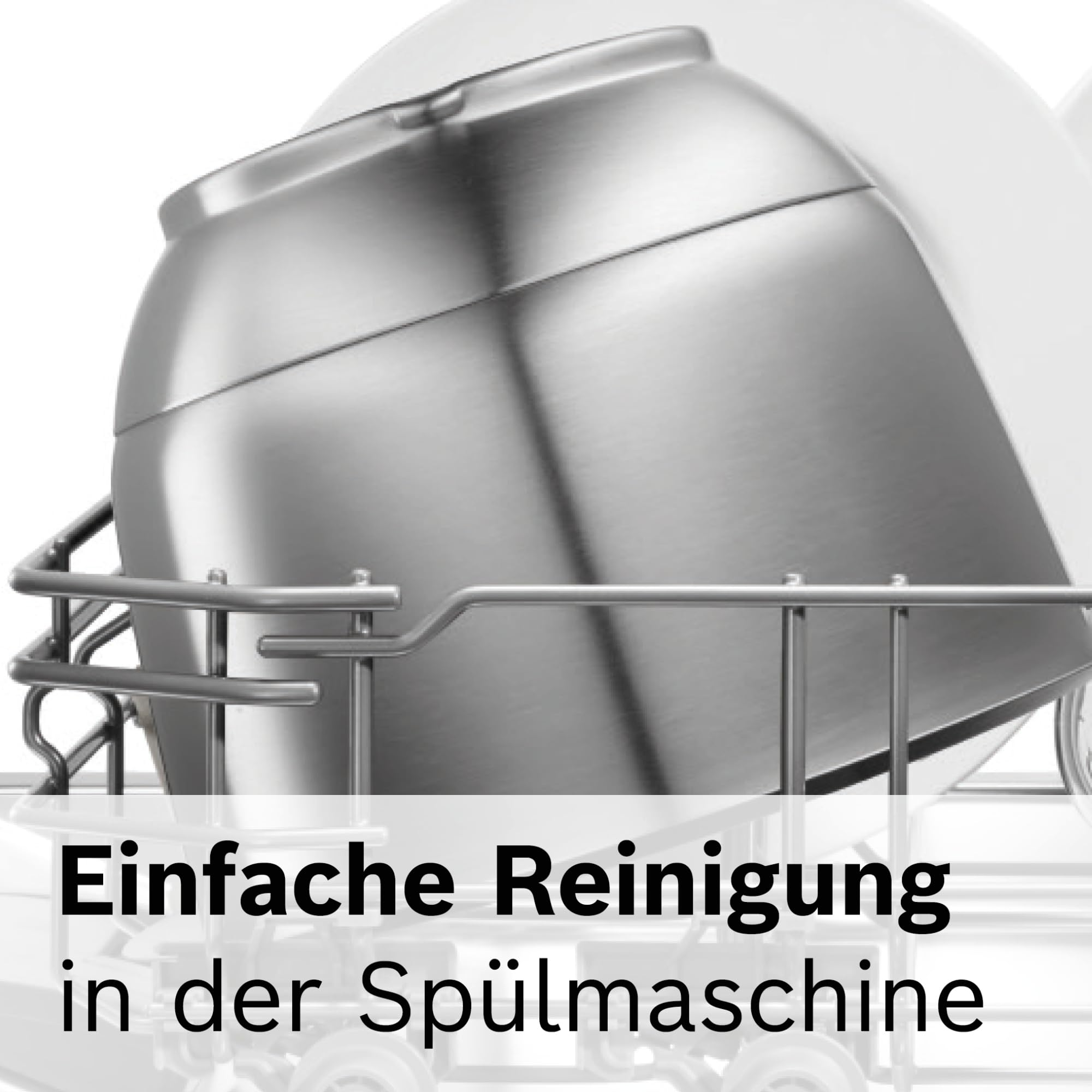 Eine silberne Edelstahlschüssel steht im Spülmaschinenkorb vor weißen Tellern.