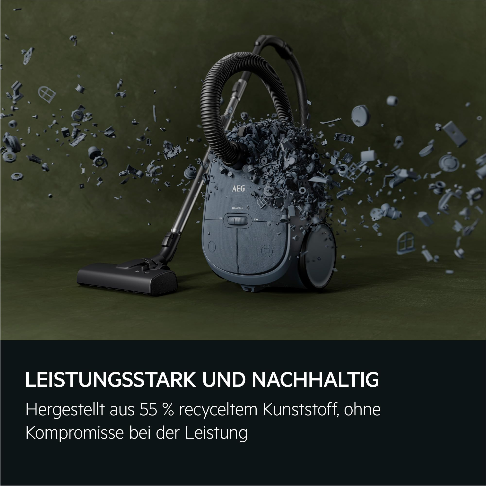 Un aspirapolvere AEG circondato da parti in plastica riciclata fluttuanti su sfondo verde con testo promozionale tedesco.