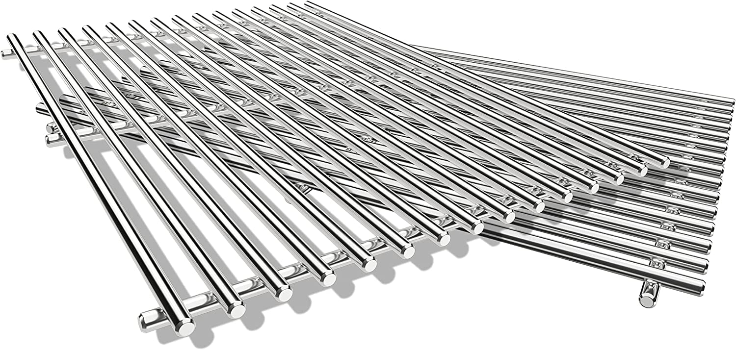 Zwei glänzende Edelstahl-Grillroste mit parallelen Streben auf weißem Grund.