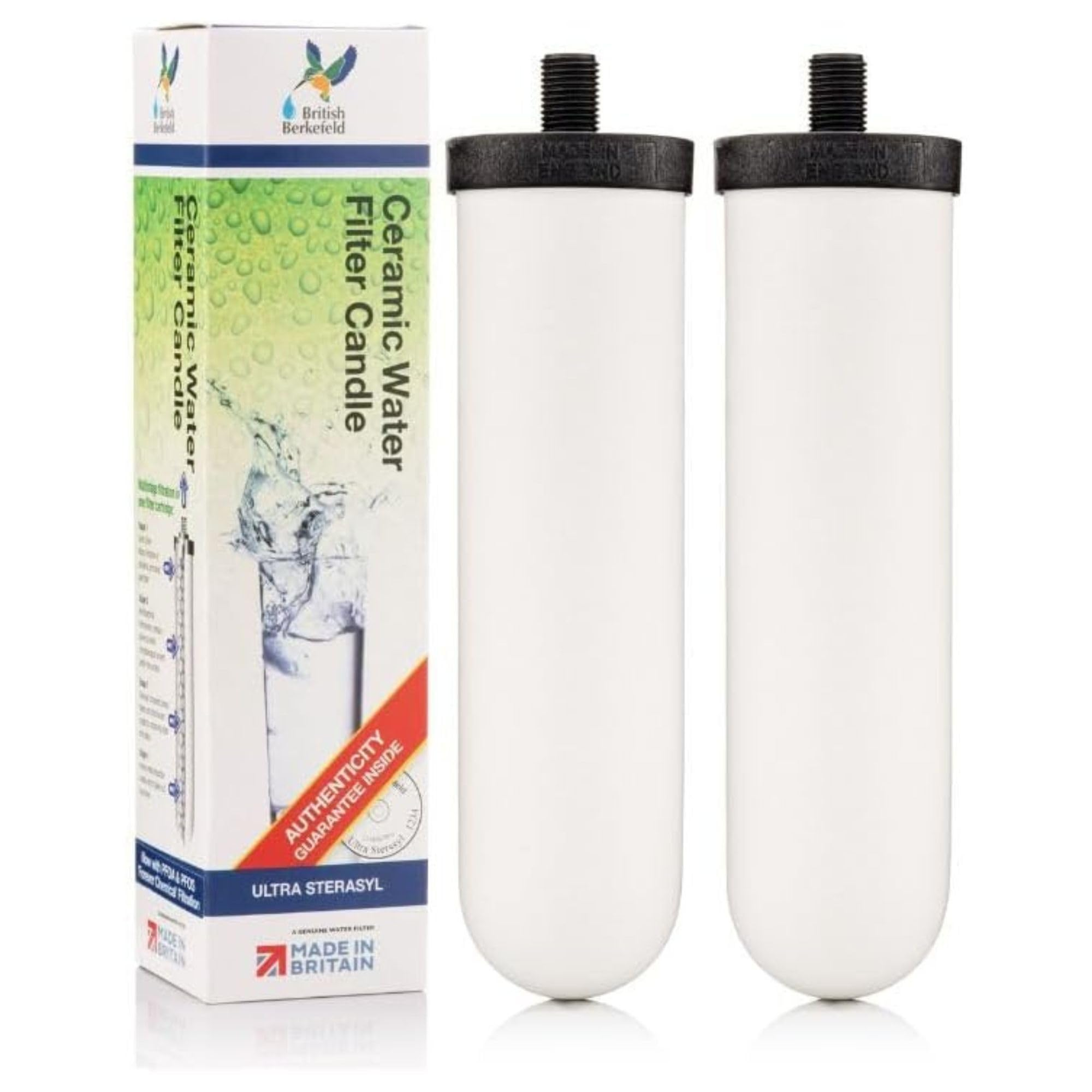 Zwei weiße Keramik-Wasserfilterkerzen von British Berkefeld stehen neben ihrer Produktverpackung mit blau-grünem Design.