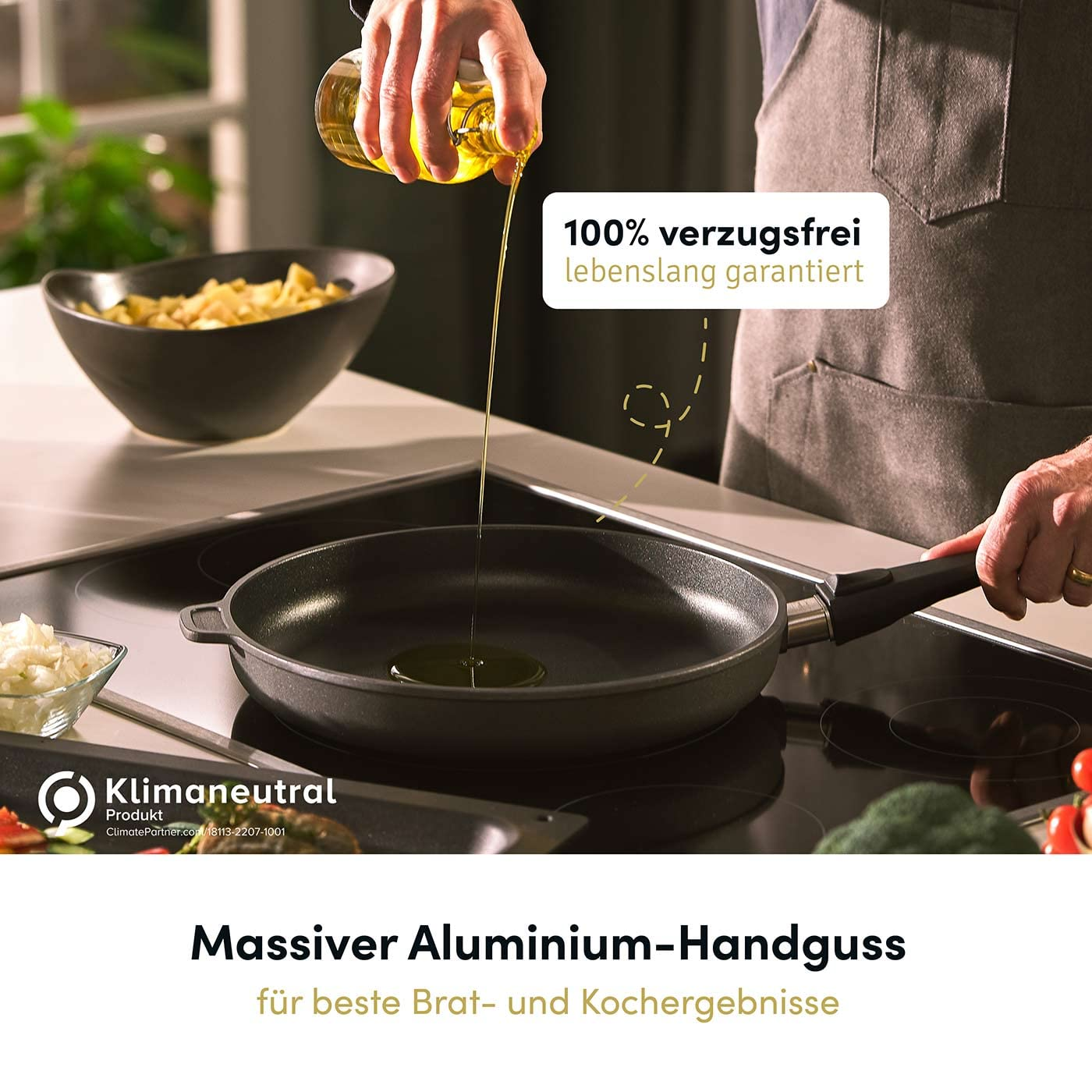 Une personne verse de l'huile d'une bouteille dans une poêle noire sur une cuisinière.