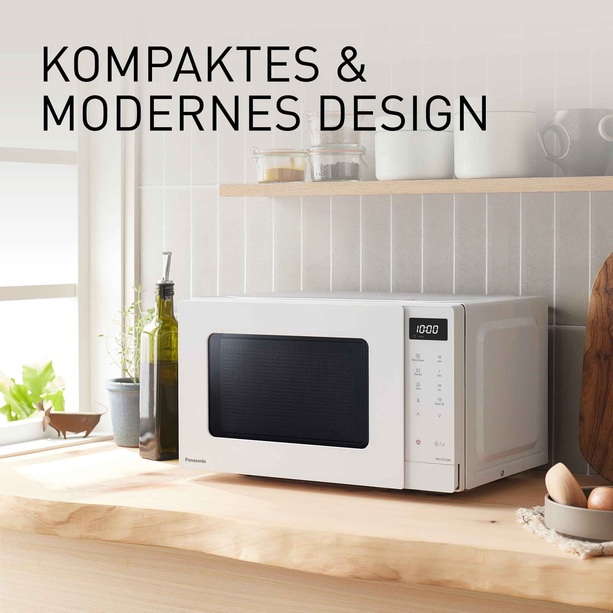 Eine weiße Panasonic Mikrowelle steht auf einer Holzarbeitsplatte in einer modernen Küche mit Text darüber.