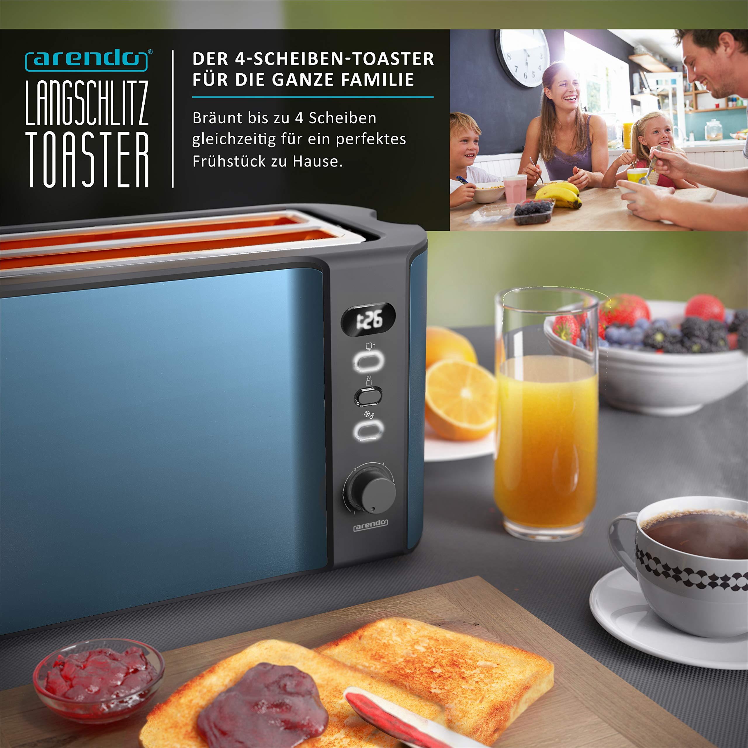 Un tostapane blu su un tavolo con toast, marmellata, succo d'arancia e caffè, con una famiglia sullo sfondo.