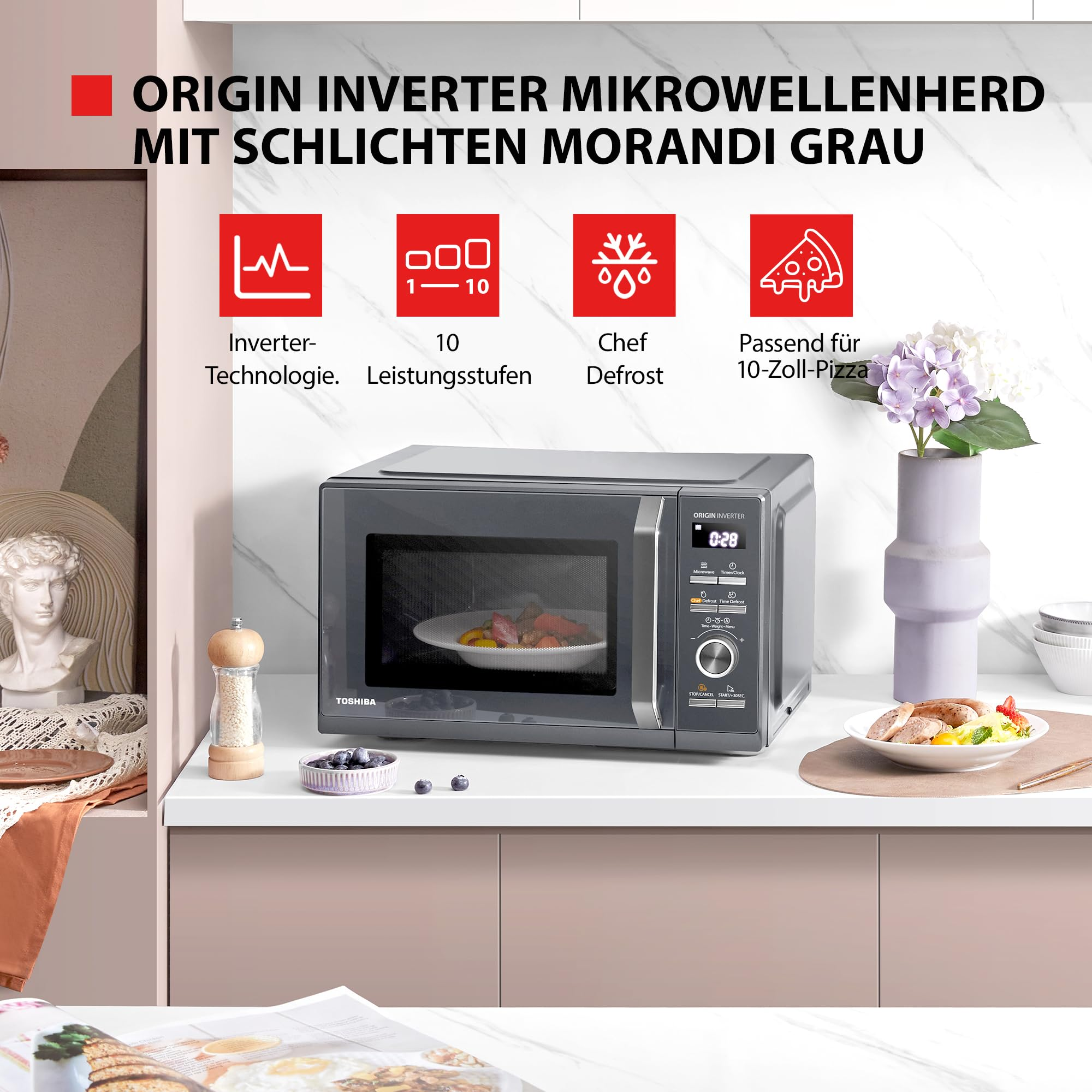 Un micro-ondes Toshiba gris sur un comptoir avec moulin à poivre, myrtilles, nourriture et vase.