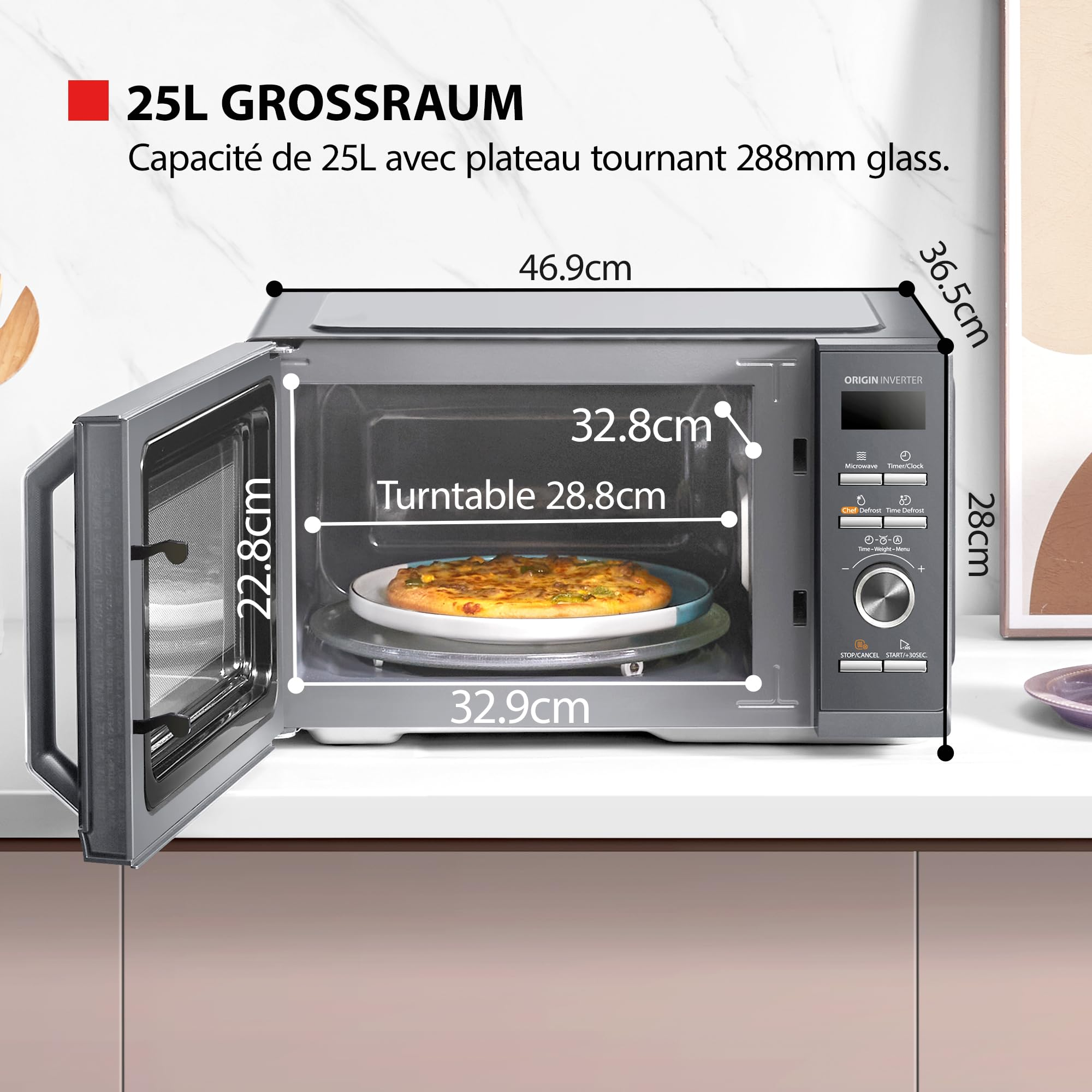 Micro-ondes gris avec porte ouverte et pizza à l'intérieur, affichant les dimensions sur un comptoir.