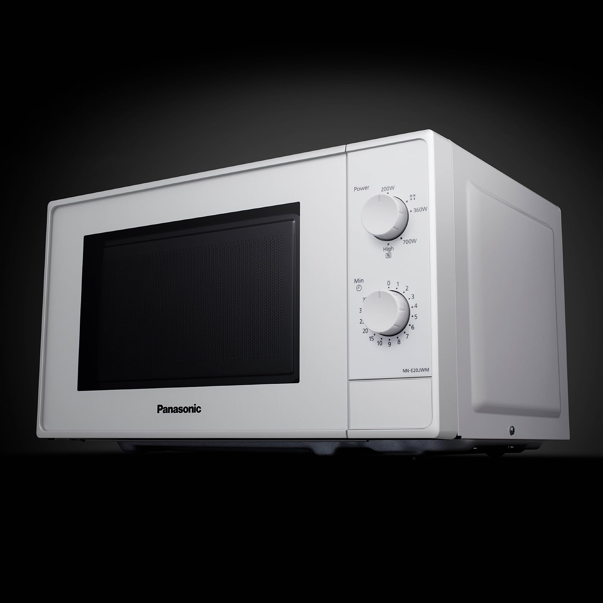 Eine weiße Panasonic-Mikrowelle mit zwei Drehknöpfen für Leistung und Zeit steht vor dunklem Hintergrund.