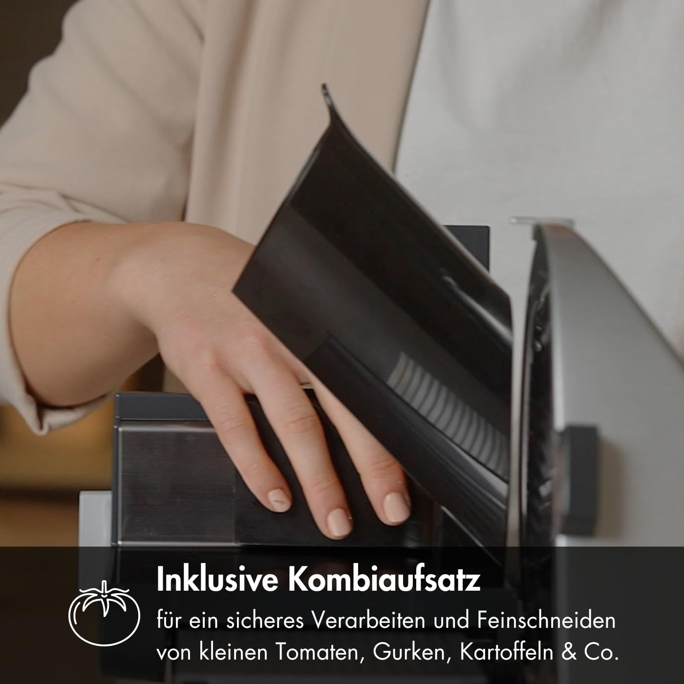 Eine Person benutzt einen Gemüseschneider-Aufsatz.