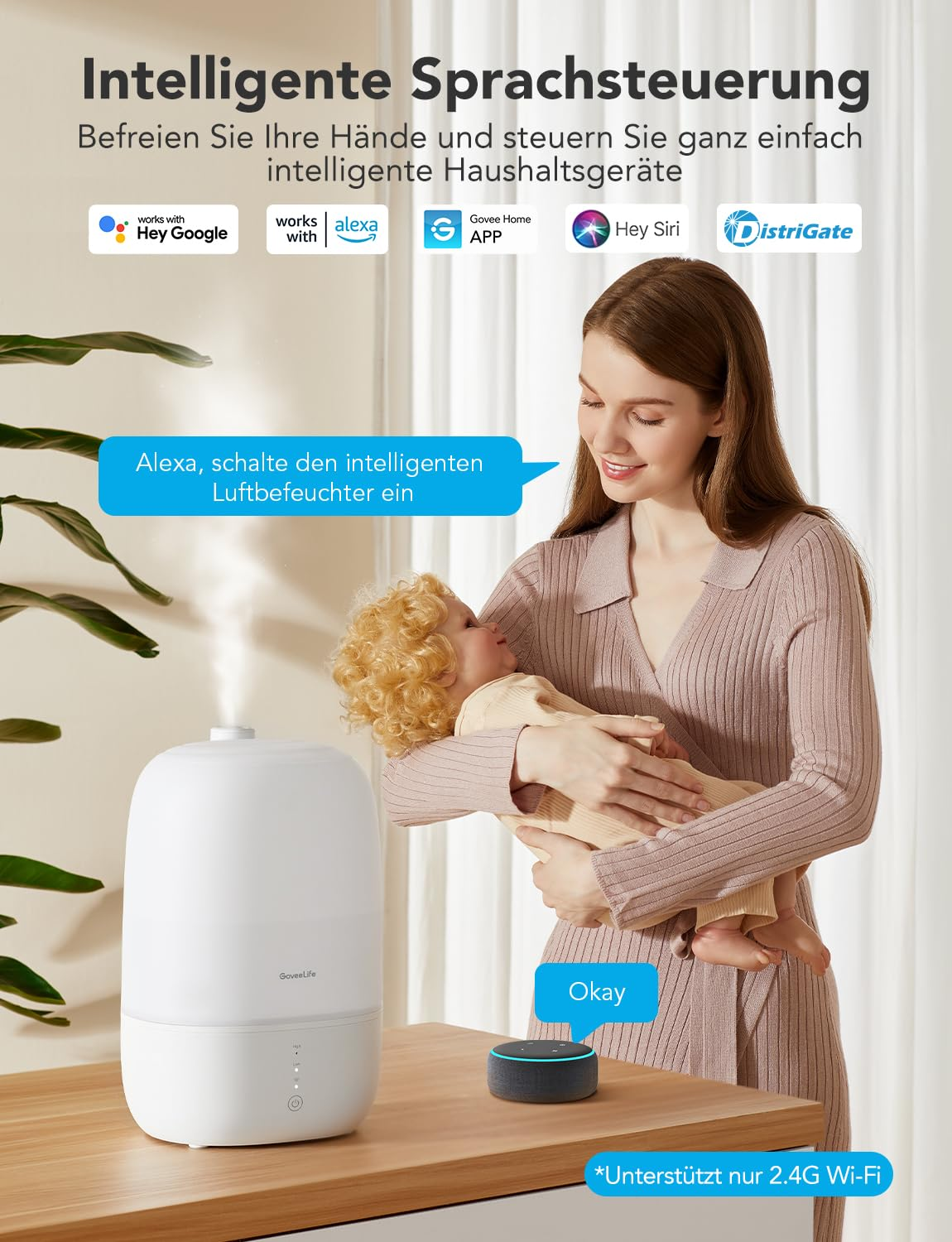 Una donna tiene un bambino e controlla vocalmente un umidificatore bianco e un altoparlante smart.