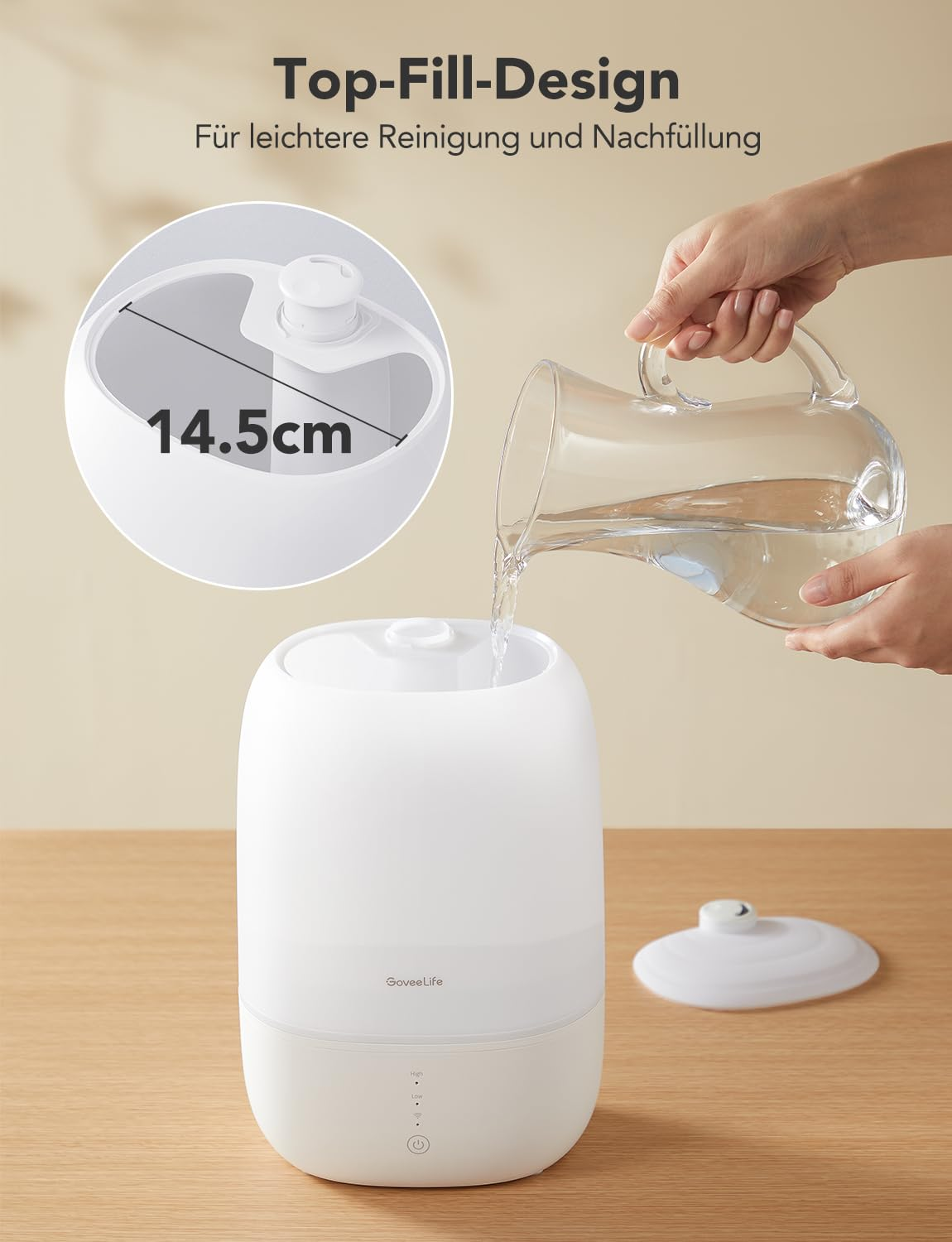 Qualcuno versa acqua da una caraffa in un umidificatore bianco, con un cerchio in basso che mostra un'apertura di 14,5 cm.