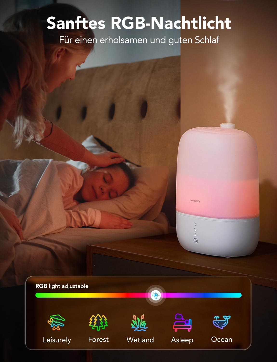 Un umidificatore luminoso sul comodino mentre una donna conforta un bambino che dorme.
