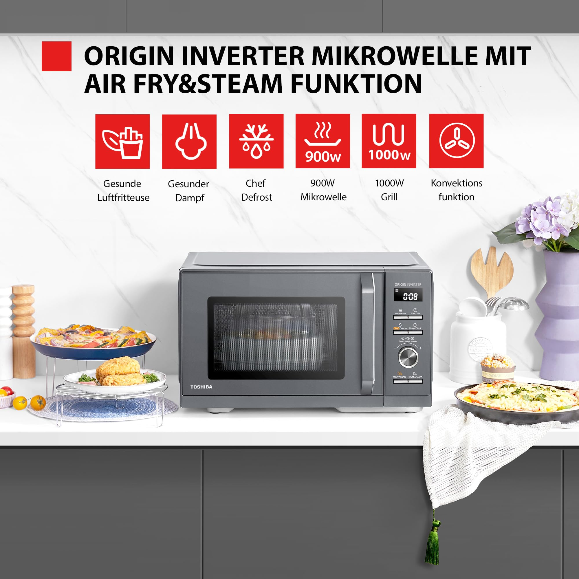Micro-ondes Toshiba sur un comptoir avec de la nourriture et des icônes de fonctions au-dessus.