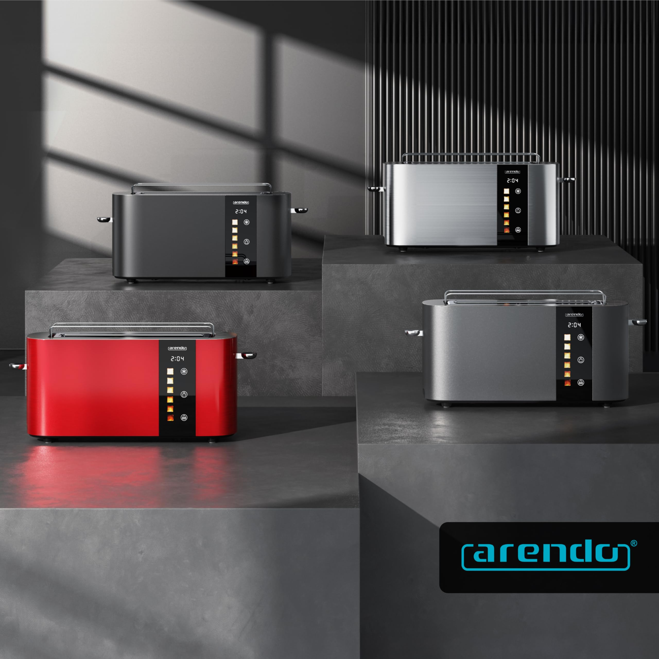 Quattro moderni tostapane in rosso, argento e grigio su piedistalli scuri.