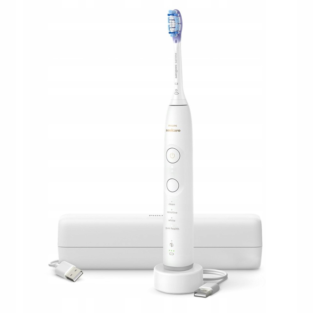 Uno spazzolino elettrico bianco su base di ricarica con custodia e cavi USB su sfondo bianco.