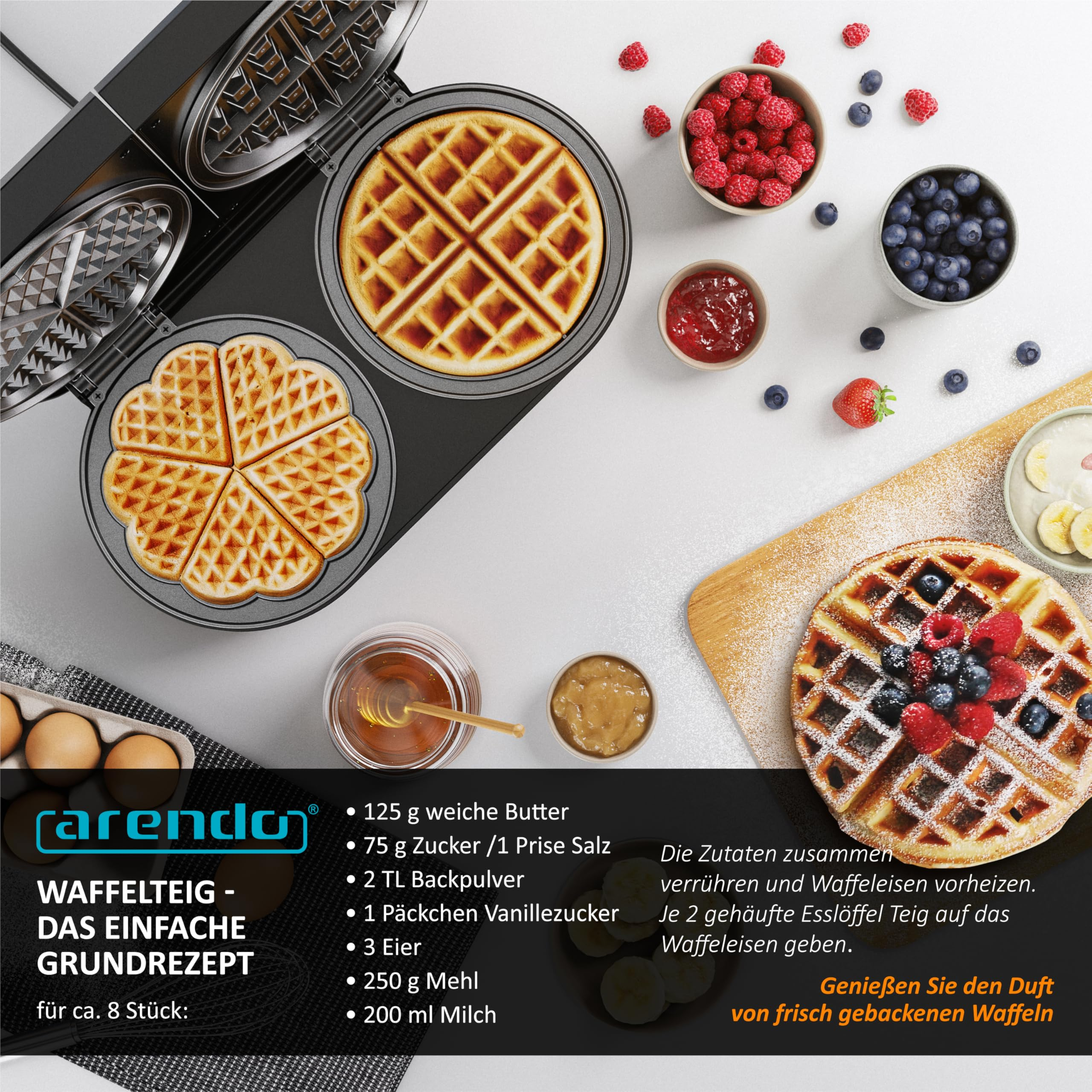 Waffeleisen in Betrieb mit frischen Waffeln, Beeren, Honig und Rezepttext auf einer weißen Oberfläche.