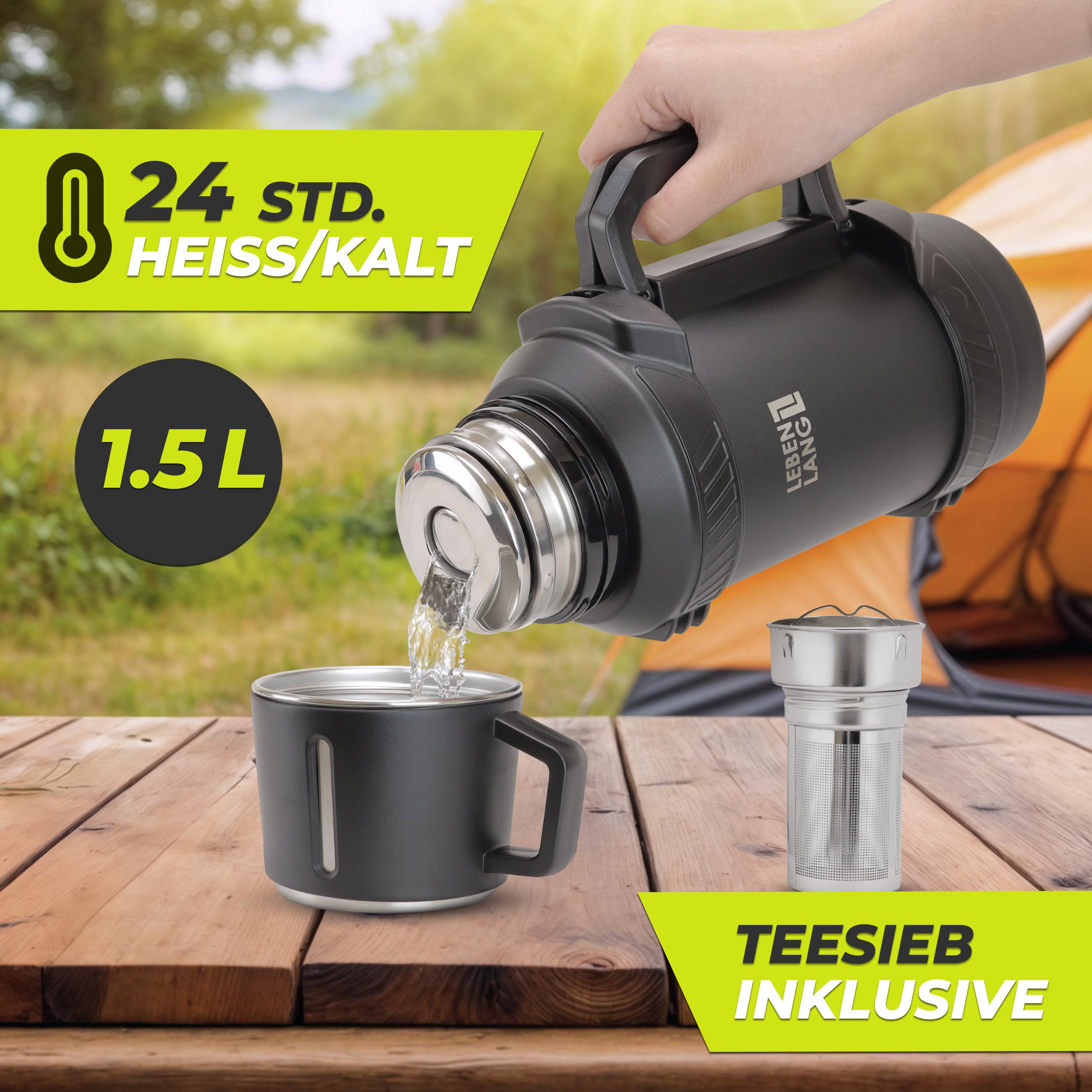 Eine schwarze Thermoskanne gießt Wasser in eine Tasse auf einem Holz Tisch vor einem Zelt.