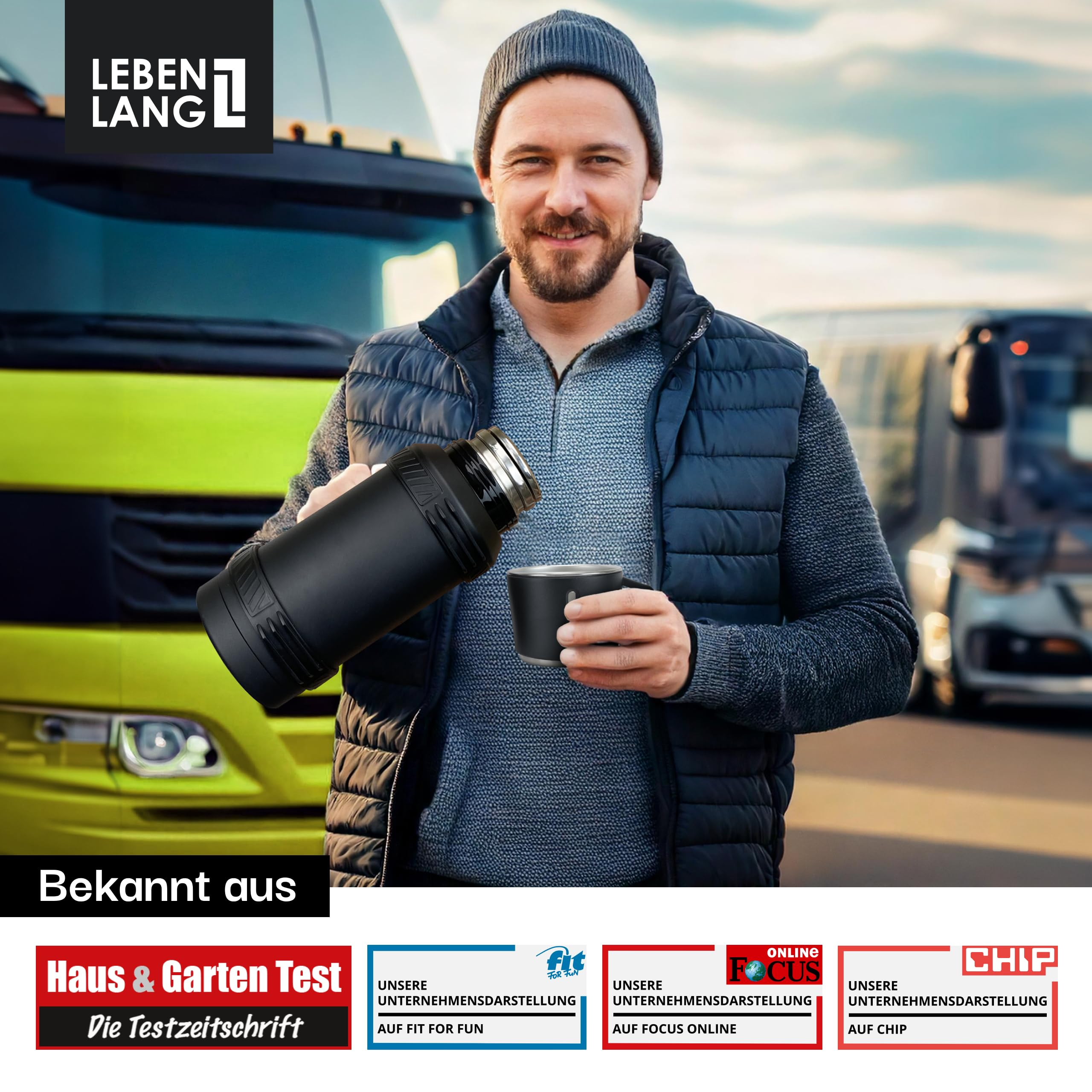 Ein Mann im grauen Pullover giesst Kaffee aus einer Thermoskanne ein, im Hintergrund LKWs.