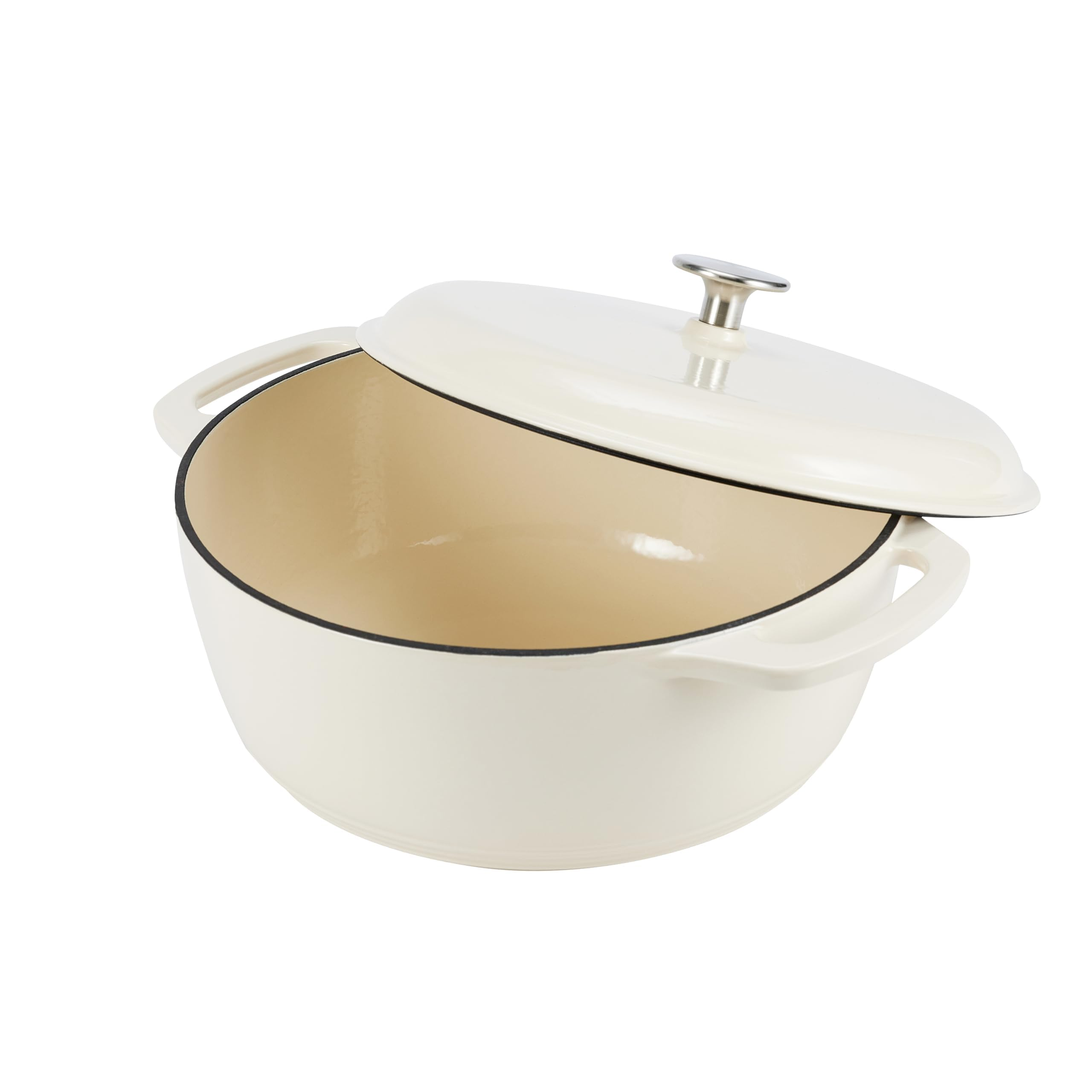 Une cocotte en fonte beige avec son couvercle légèrement entrouvert sur fond blanc.