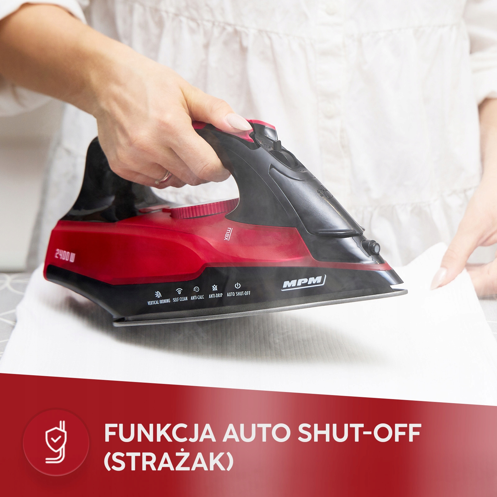 Osoba prasująca białe pranie czerwono-czarnym żelazkiem MPM z funkcją auto shut-off.