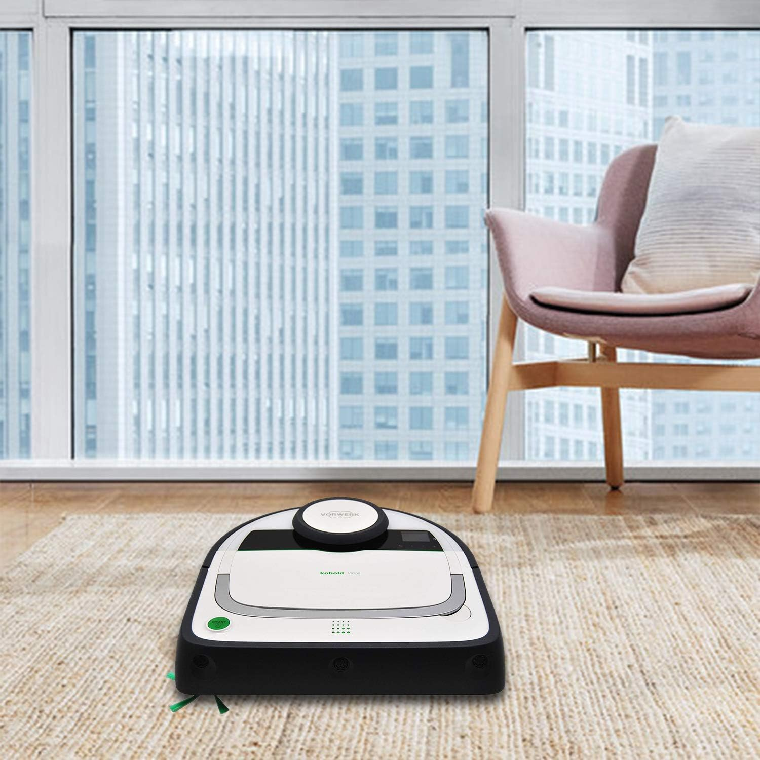 Un robot aspirapolvere bianco è posizionato su un tappeto in una stanza moderna con grandi finestre che si affacciano sulla città.