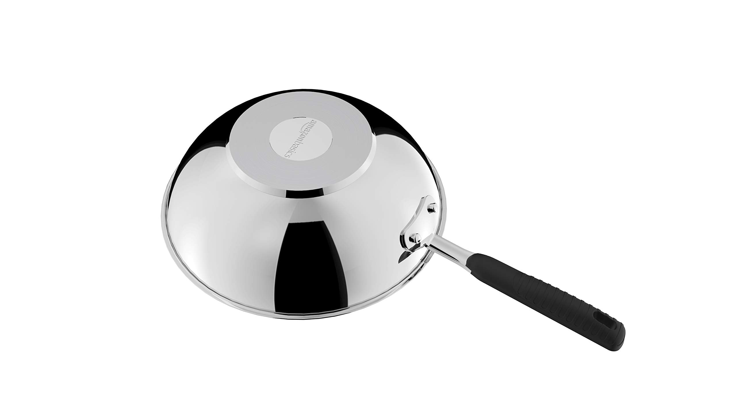 Wok brillant en acier inoxydable avec poignée noire sur fond blanc.
