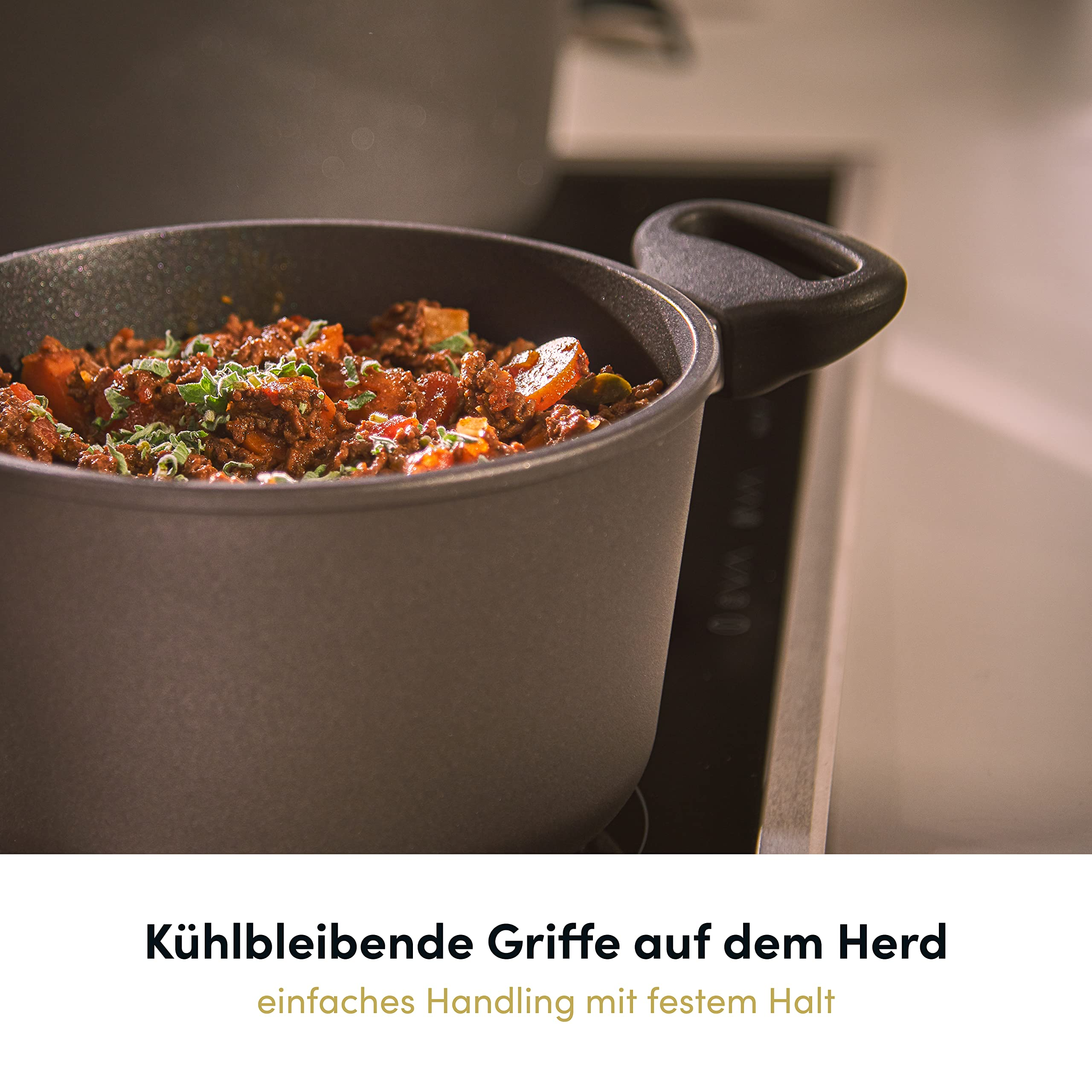 Une casserole grise remplie de viande hachée cuite et de légumes est posée sur une plaque de cuisson.
