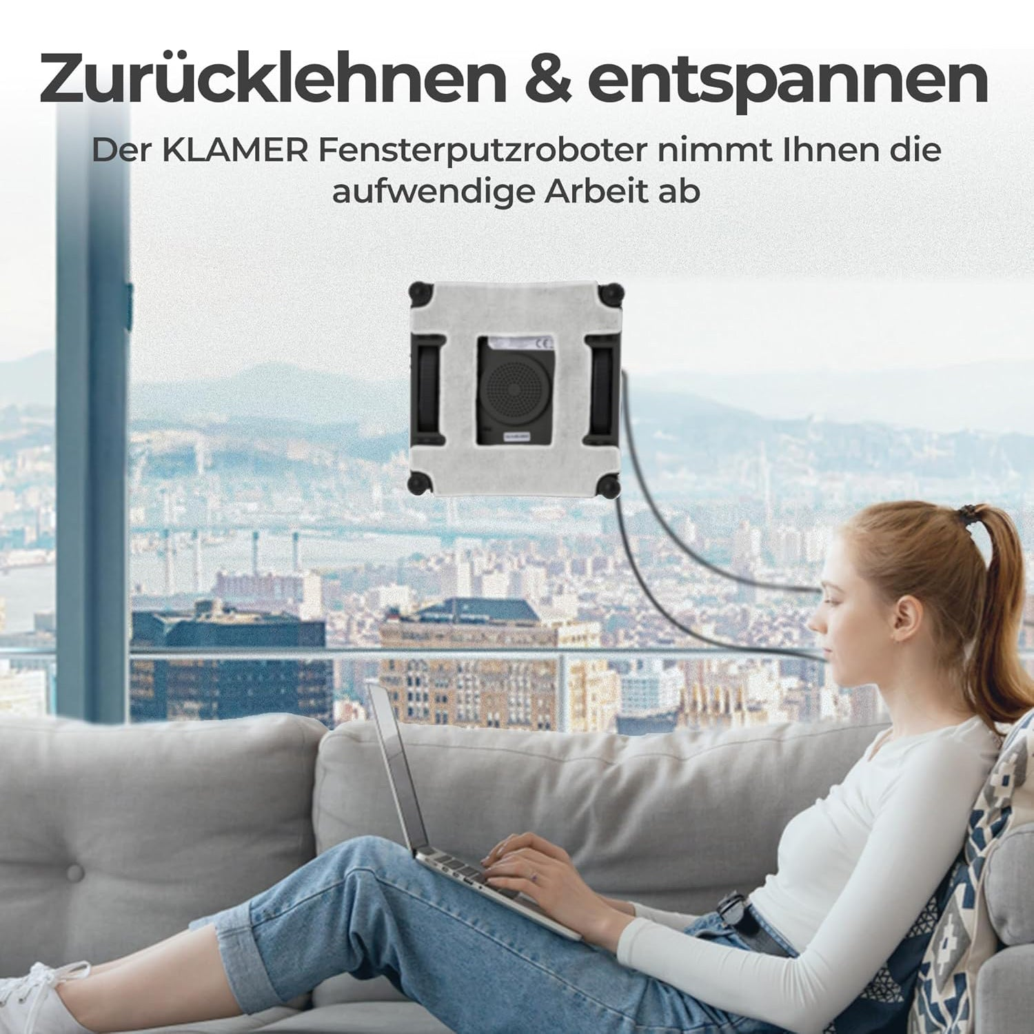 Eine Frau entspannt auf einem Sofa mit Laptop, während ein Fensterputzroboter vor einer Stadtansicht reinigt.