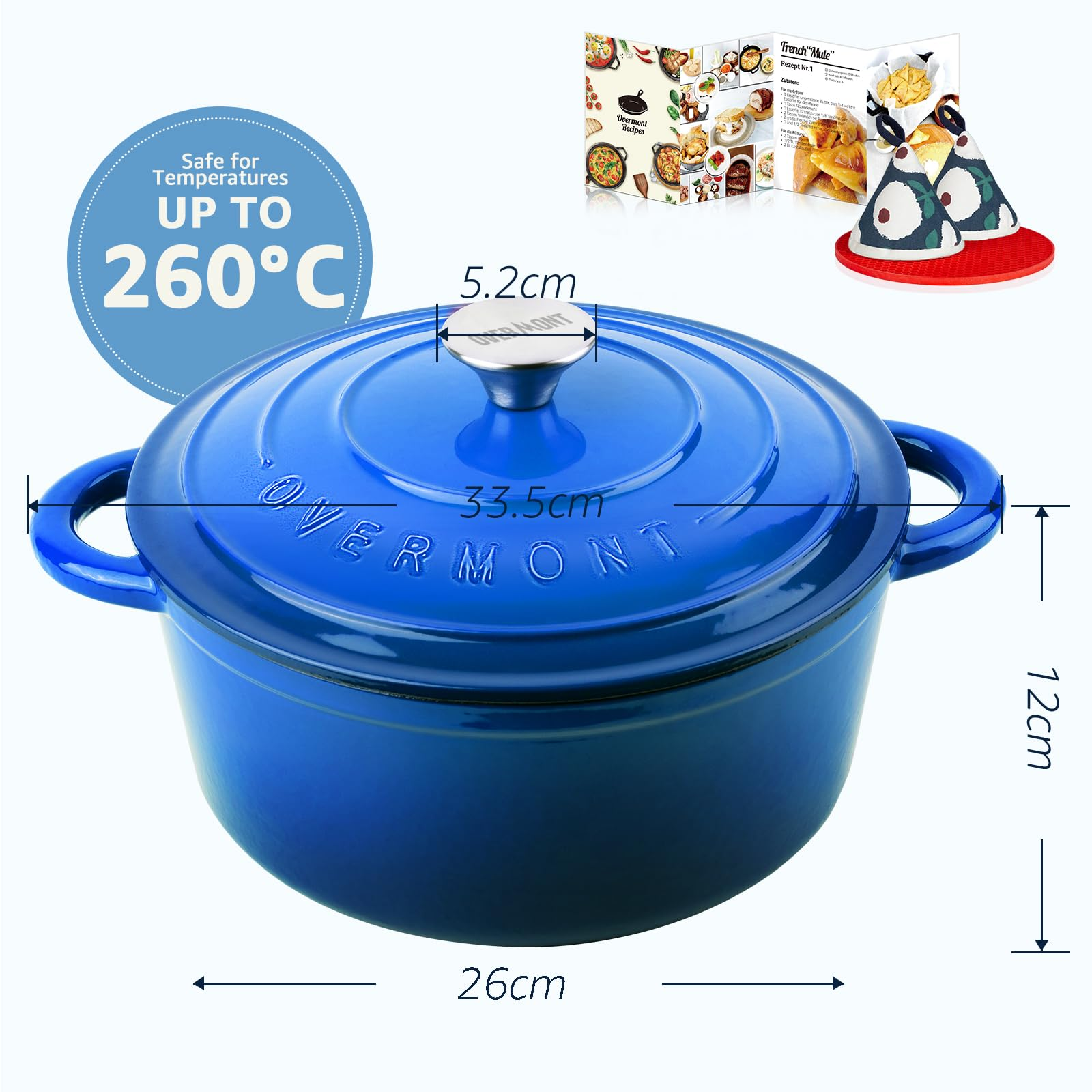 Ein blauer Gusseisentopf mit Deckel und Maßen, inklusive Rezeptheft und Zubehör im Hintergrund.