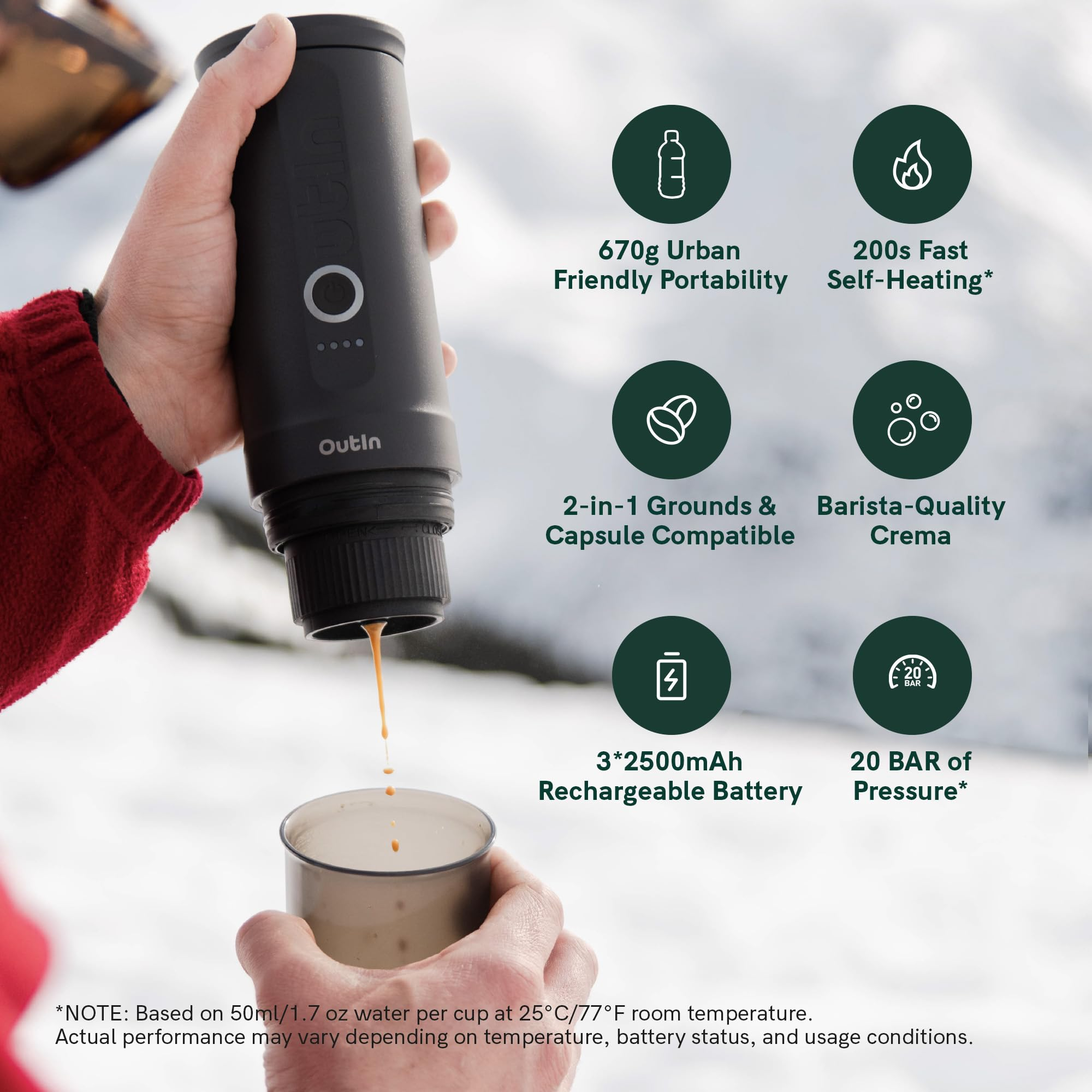 Une cafetière portable noire versant de l'expressos dans une tasse, avec des icônes sur la neige.