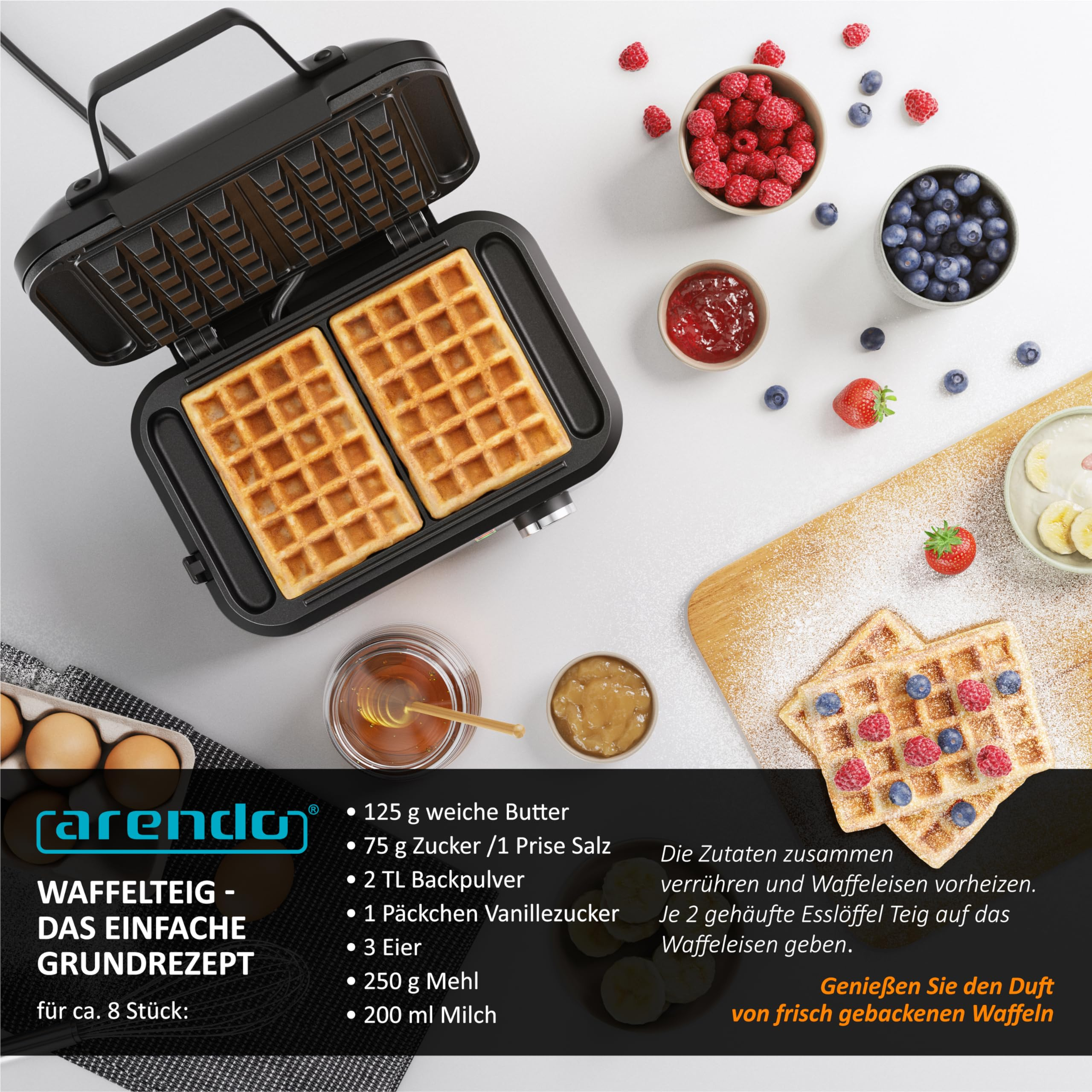Ein Waffeleisen mit zwei goldenen Waffeln, umgeben von Himbeeren, Blaubeeren, Honig und Rezepttext.