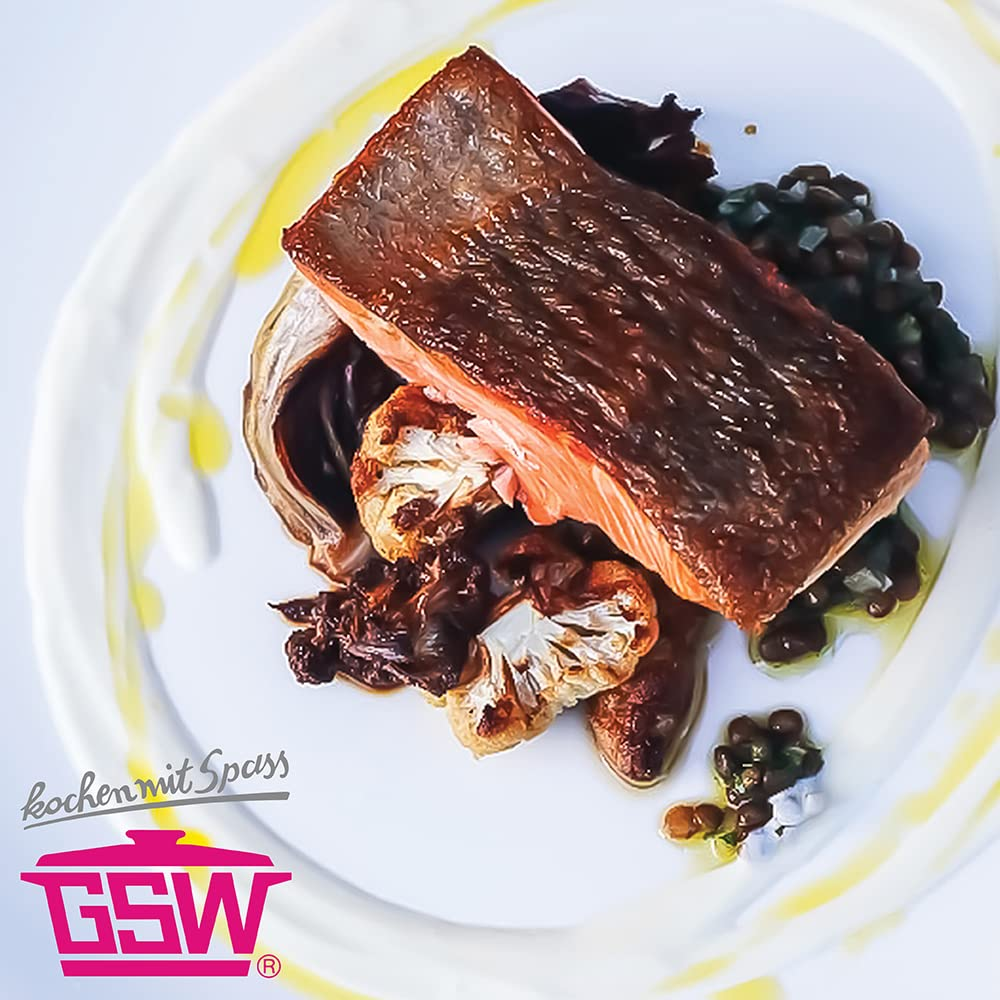 Ein gebratenes Lachsfilet auf Linsen und Gemüse auf einem weißen Teller.