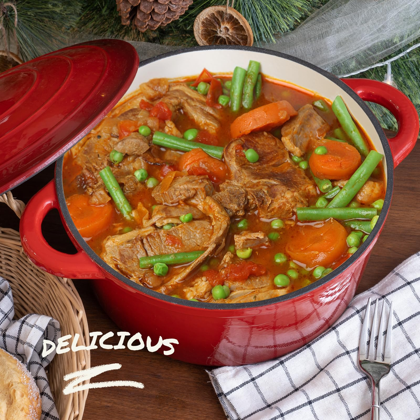 Une cocotte rouge remplie de bœuf, de carottes, de haricots verts et de petits pois.