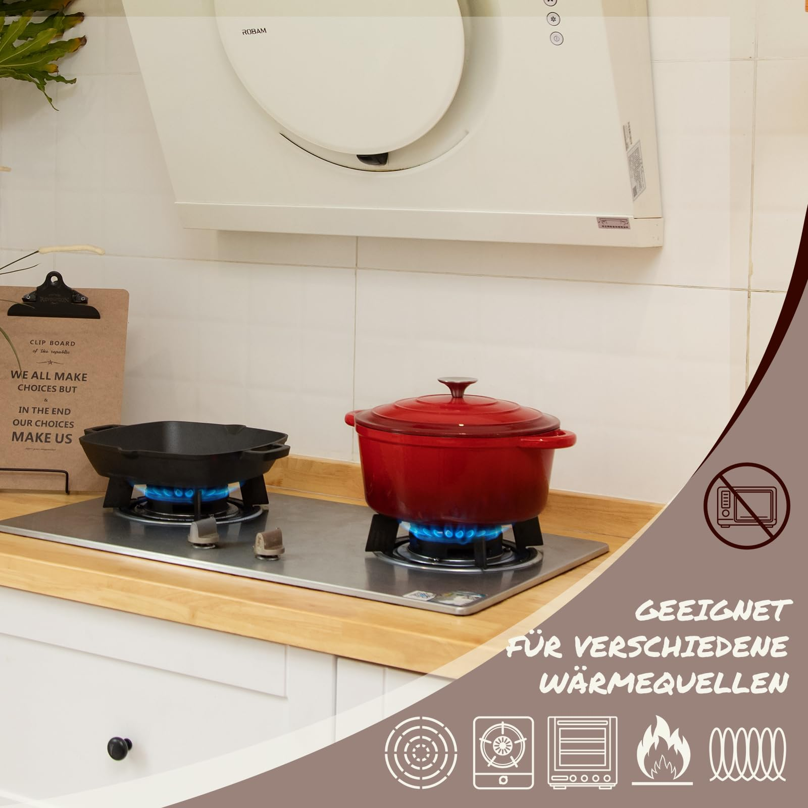 Une casserole rouge et une poêle noire sur une cuisinière à gaz dans une cuisine.
