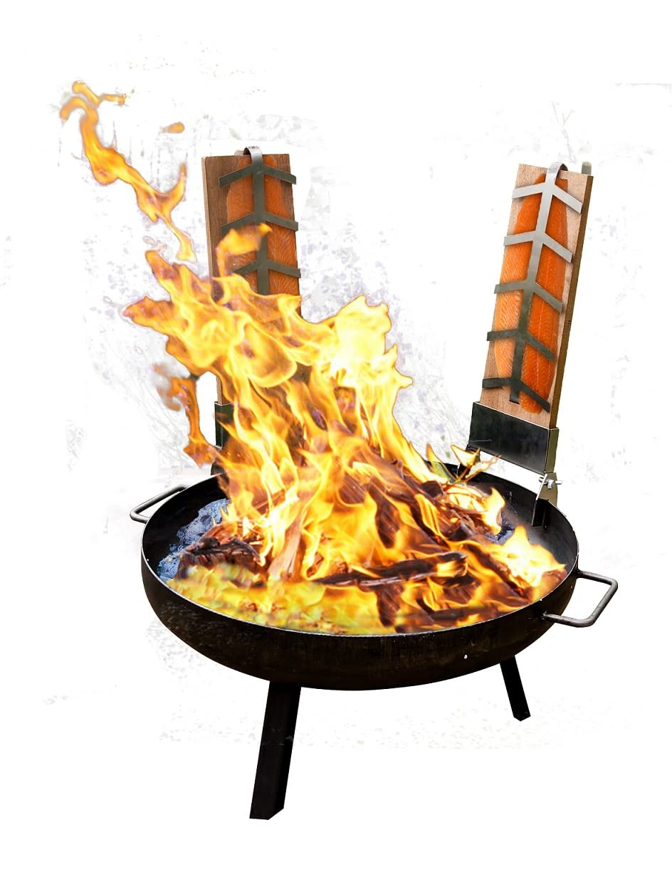 Zwei Holzlachsplatten auf einer runden Feuerschale über loderndem Feuer auf weißem Grund.