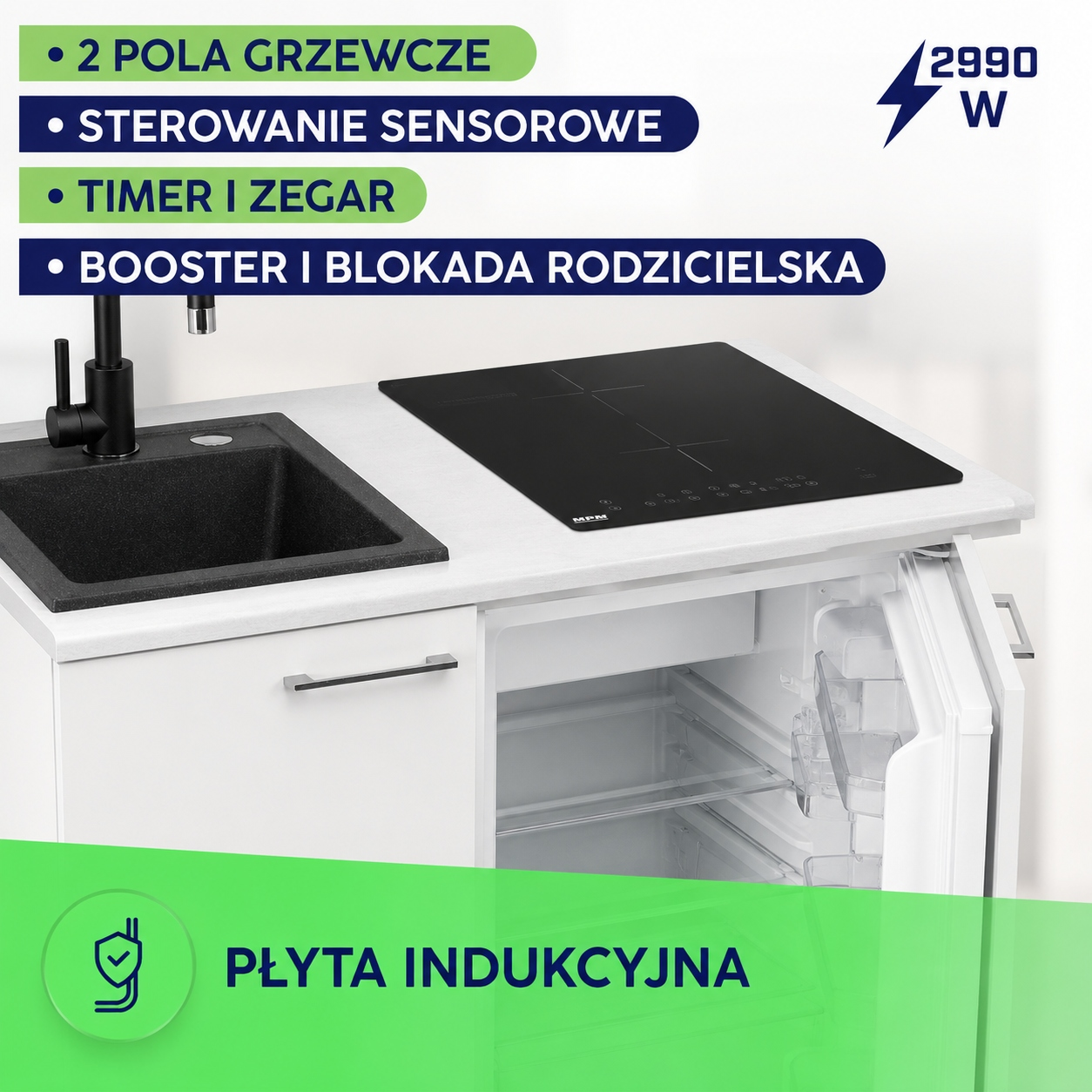 Kuchnia z czarną płytą indukcyjną, zlewozmywakiem i wbudowaną lodówką.