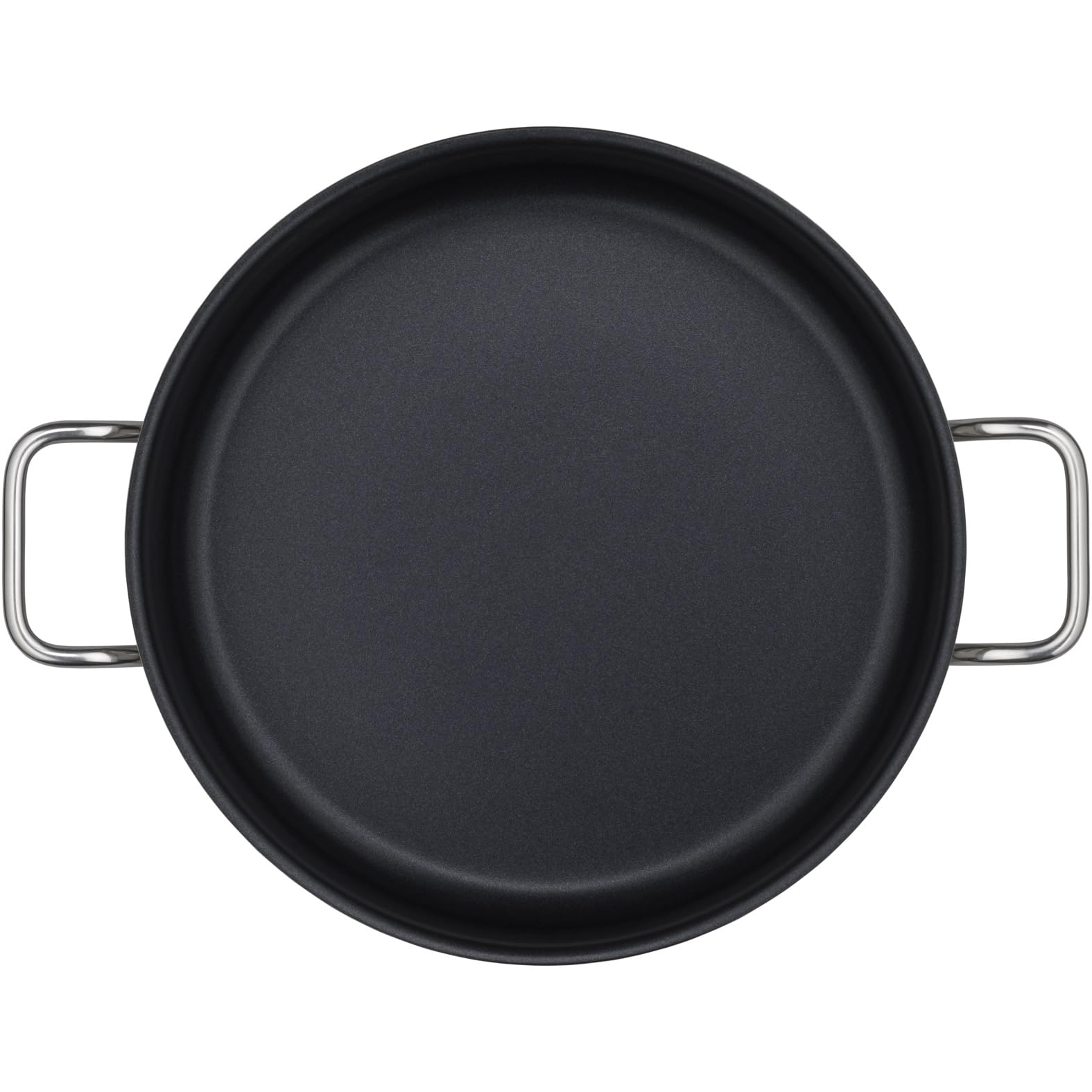 Eine schwarze, runde Pfanne mit zwei silbernen Griffen auf weißem Hintergrund.