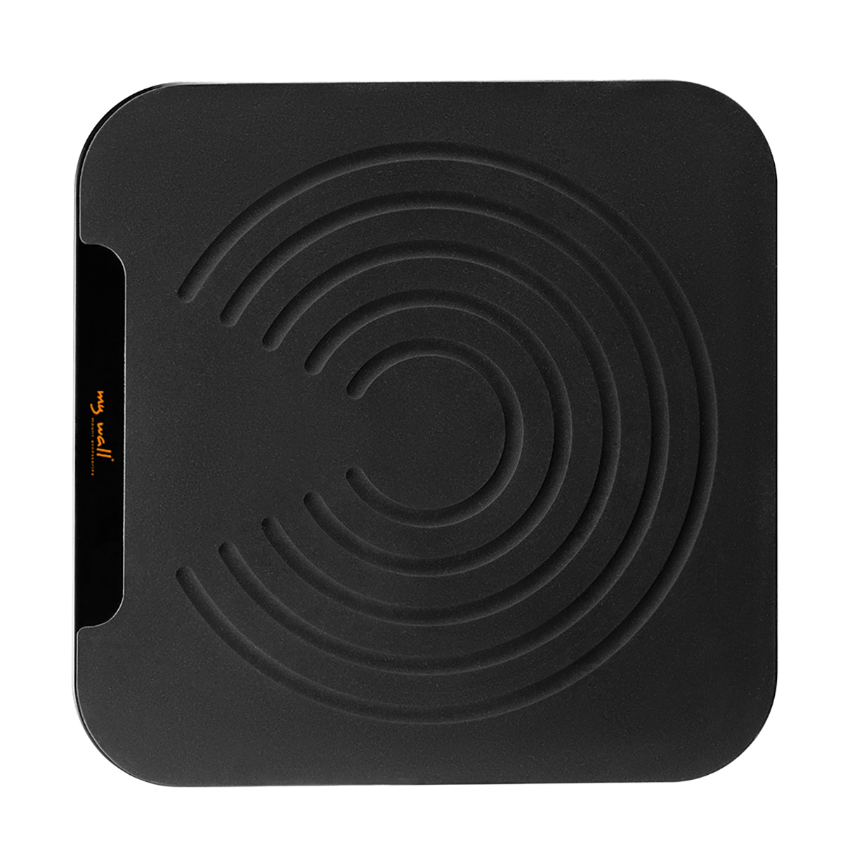 Eine schwarze, quadratische Antivibrationsmatte mit konzentrischen Rillen und orangefarbenem Logo links.
