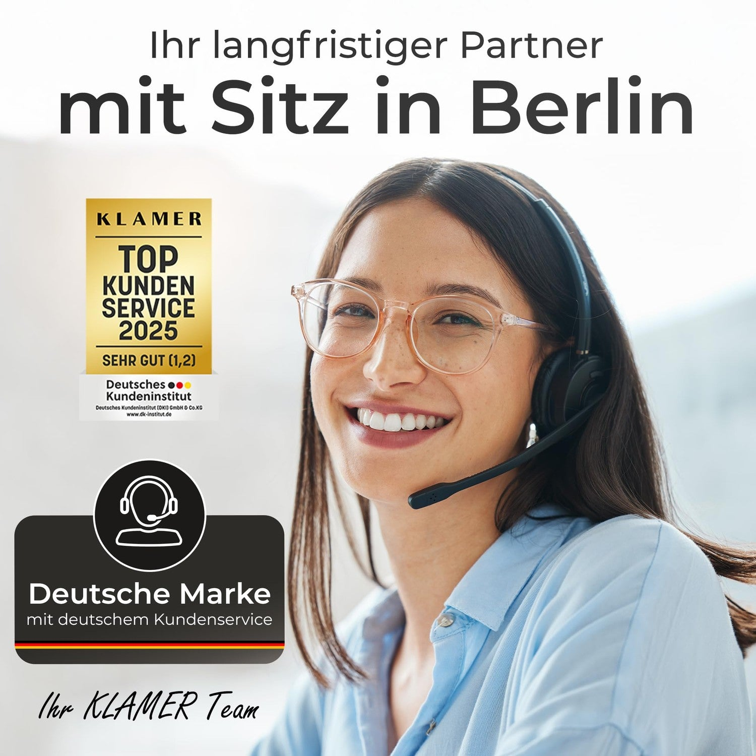Lächelnde Support-Mitarbeiterin mit Headset und Brille, neben Kundenservice-Siegeln und Text.