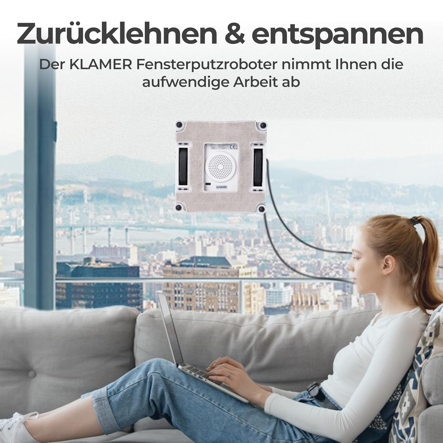 Eine Frau sitzt auf einem Sofa und arbeitet am Laptop, während ein Roboter das Fenster putzt.