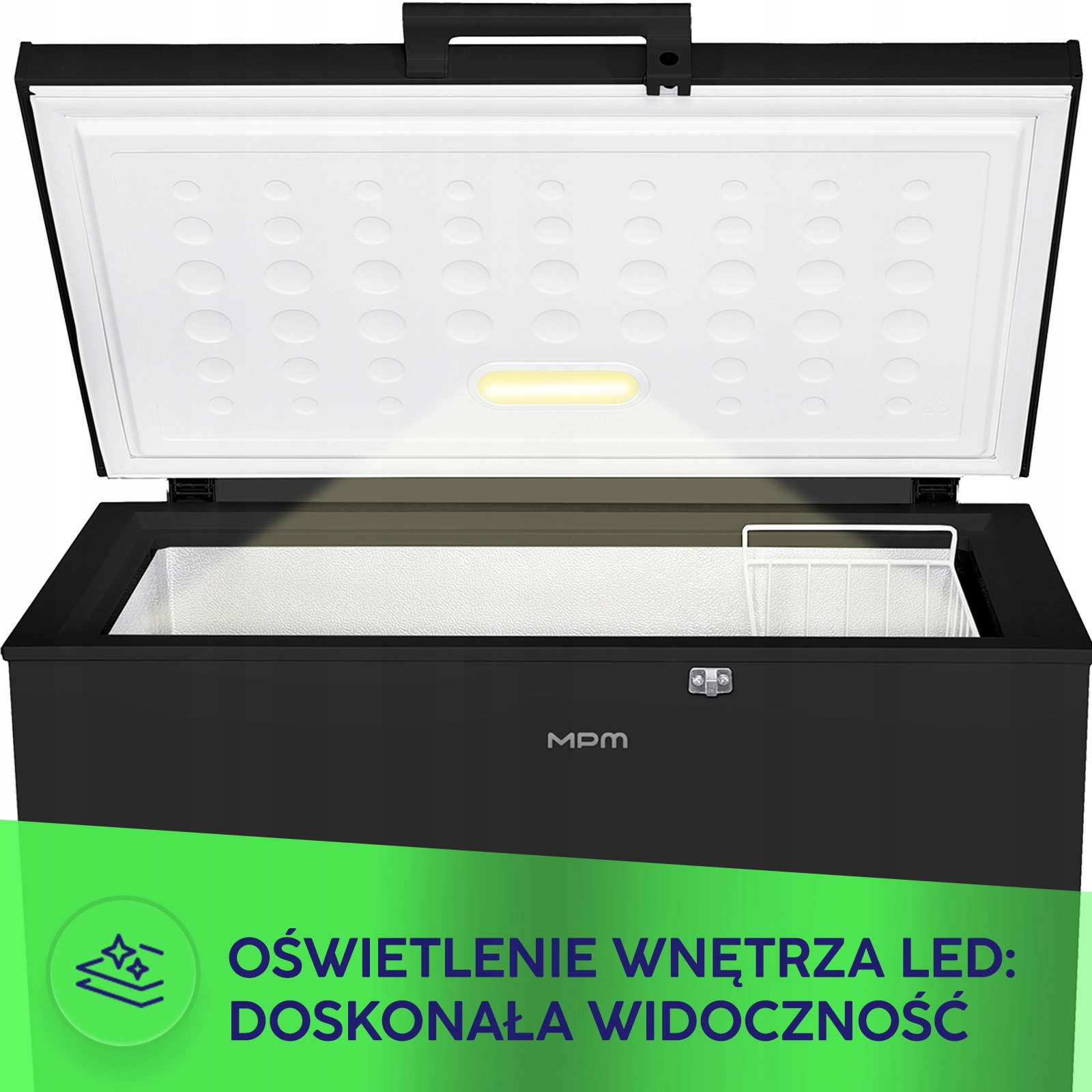 Czarna zamrażarka skrzyniowa z otwartą pokrywą, wewnętrznym oświetleniem LED i koszykiem.