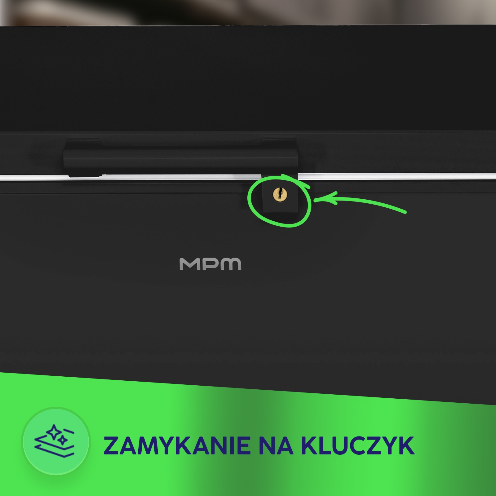 Czarna zamrażarka skrzyniowa z logo MPM i zamkiem na kluczyk.