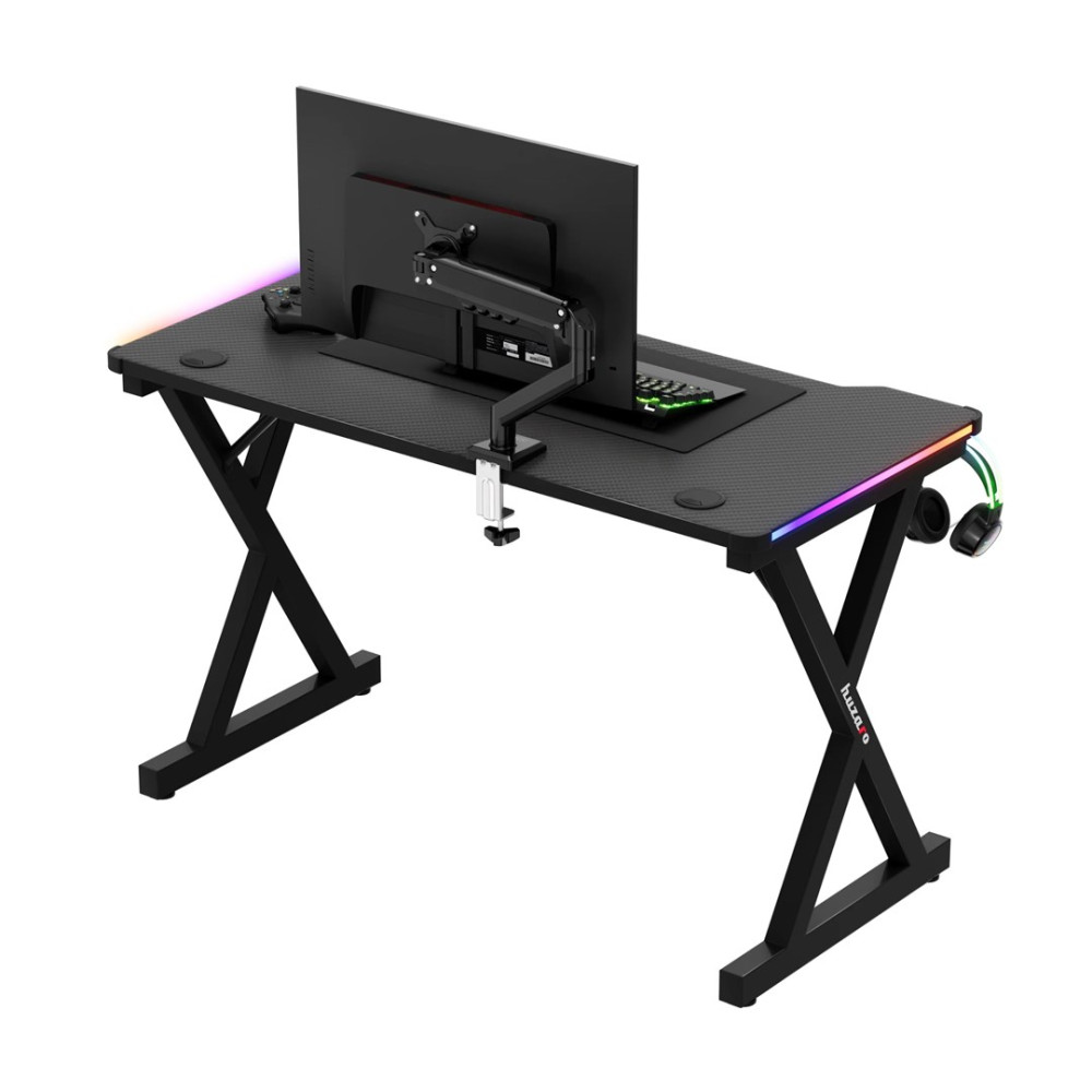 Czarne biurko dla graczy z nogami w kształcie litery X, monitorem, oświetleniem RGB i słuchawkami z boku.