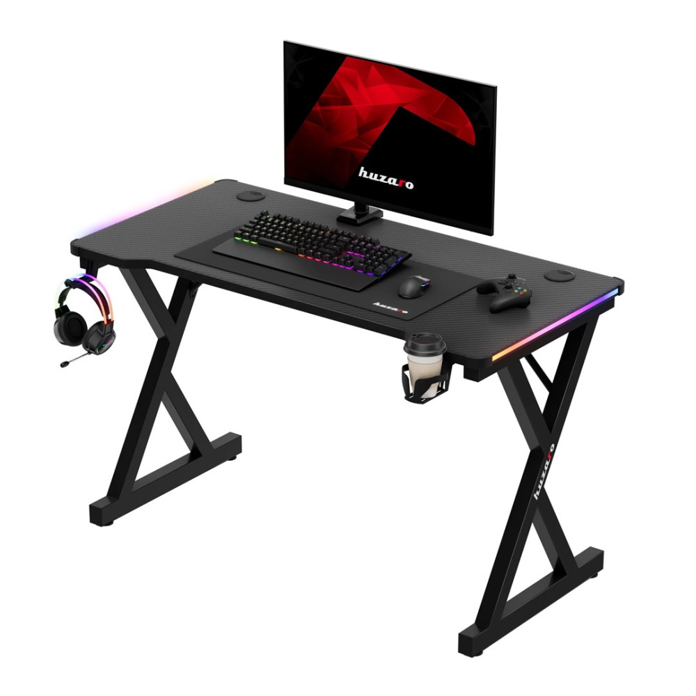 Czarne biurko dla graczy z monitorem, oświetleniem RGB, klawiaturą, myszką, słuchawkami i uchwytem na kubek.