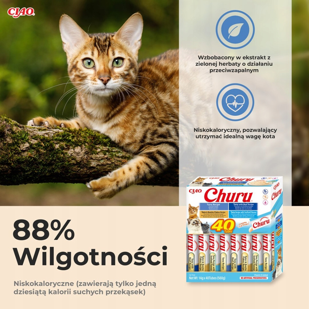 Pręgowany kot na gałęzi drzewa obok pudełka przysmaków Churu i polskiego tekstu.