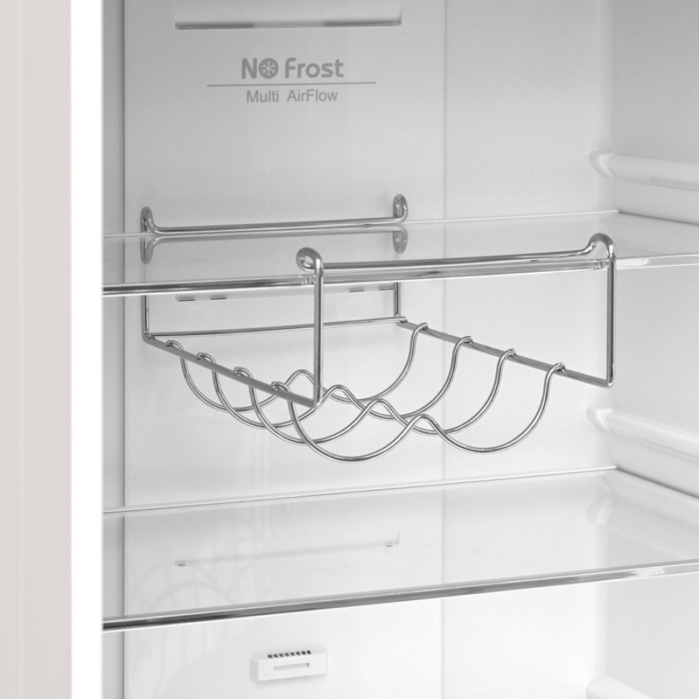 Chromowany metalowy stojak na butelki wisi na szklanej półce w białej lodówce z etykietami No Frost i Multi AirFlow.