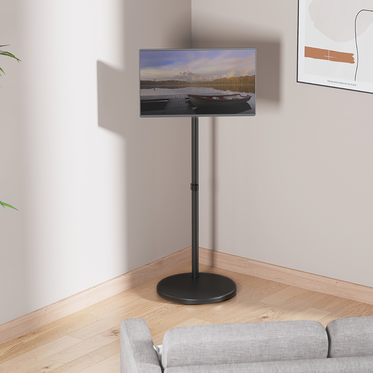 Ein Fernseher auf einem schwarzen Ständer in einer Zimmerecke vor einer hellen Wand und Holzboden.